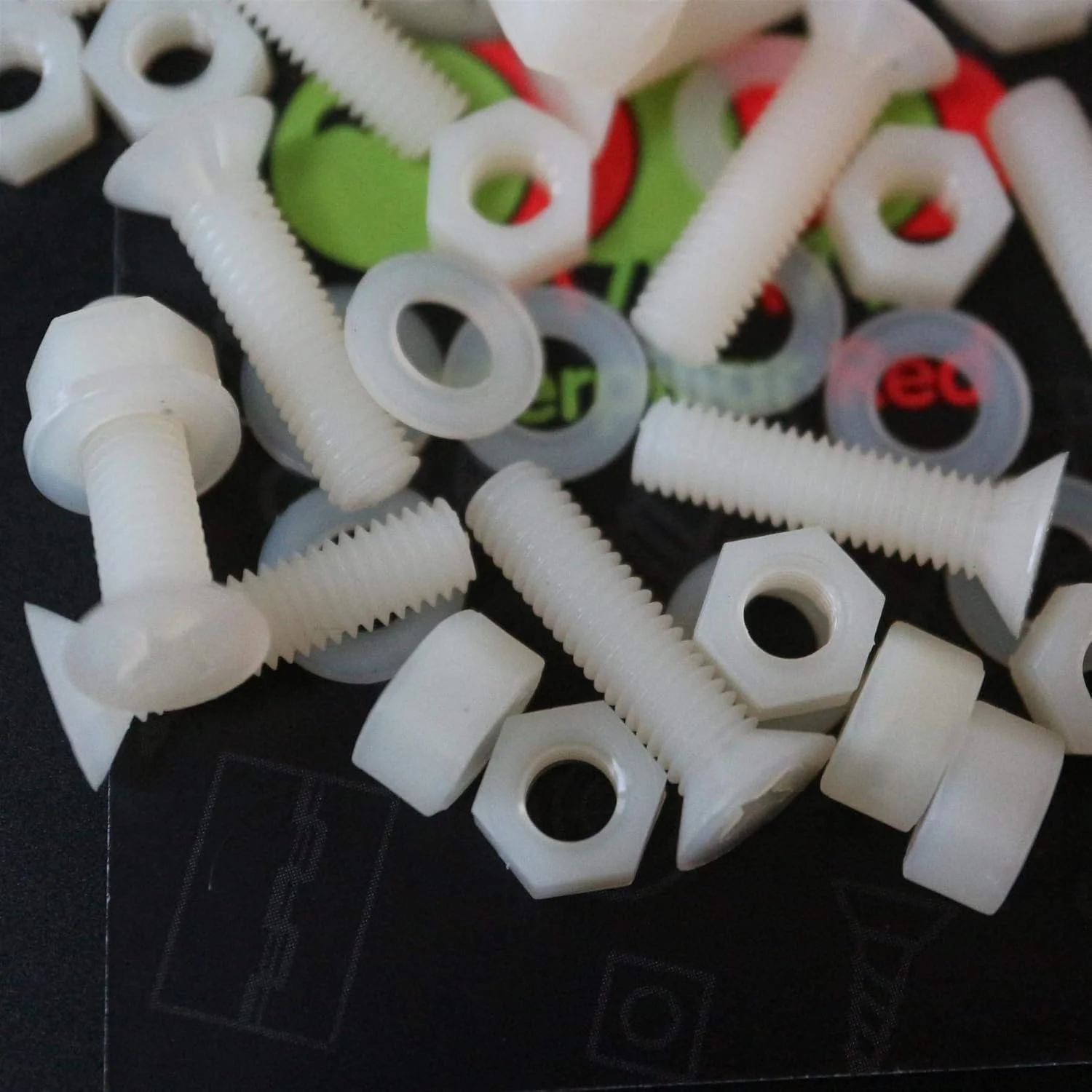 پیچ های پلاستیکی سرتخت نایلونی قرمز کاترپیلار 50 عددی، M5 x 20 میلی متر، پیچ و مهره و واشر پلاستیکی، 13/64 اینچ x 25/32 اینچ