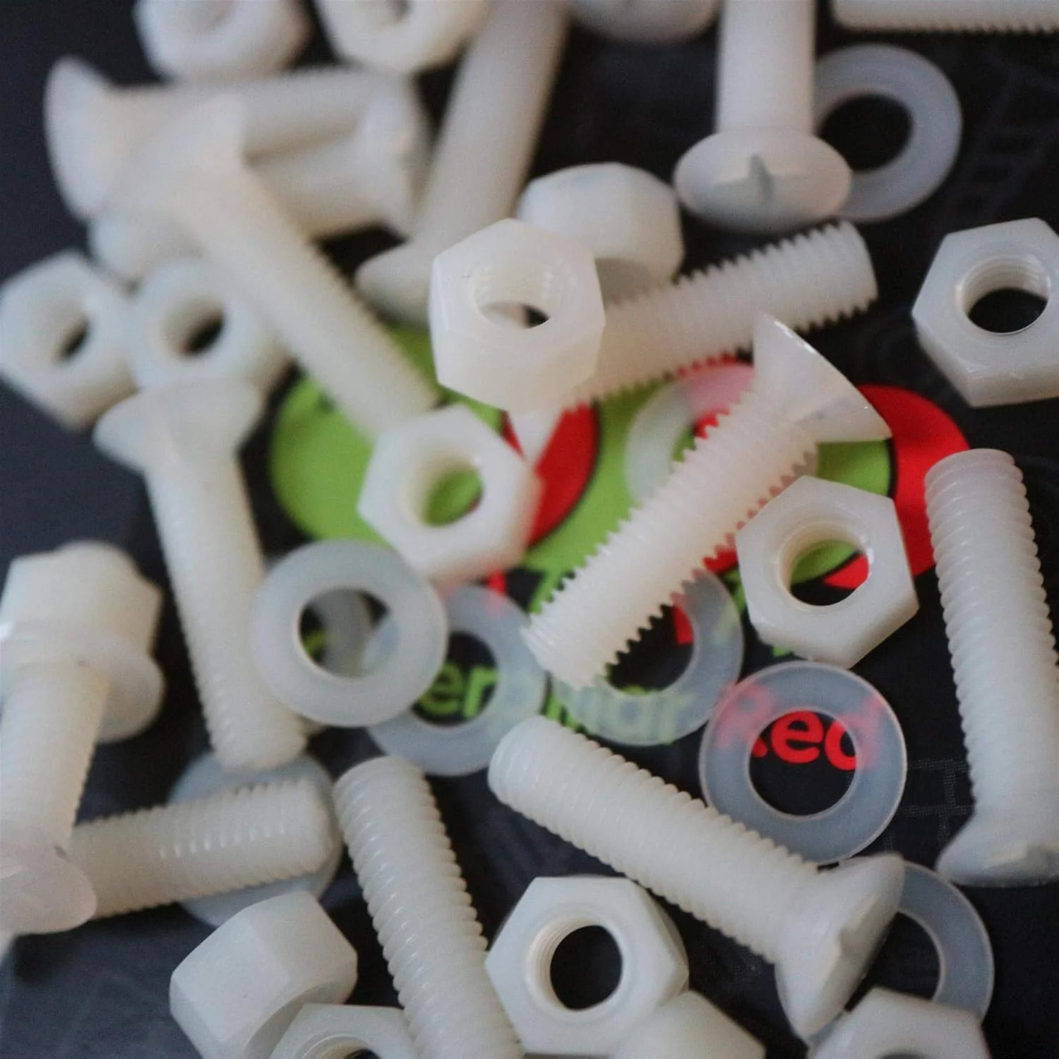 پیچ های پلاستیکی سرتخت نایلونی قرمز کاترپیلار 50 عددی، M5 x 20 میلی متر، پیچ و مهره و واشر پلاستیکی، 13/64 اینچ x 25/32 اینچ