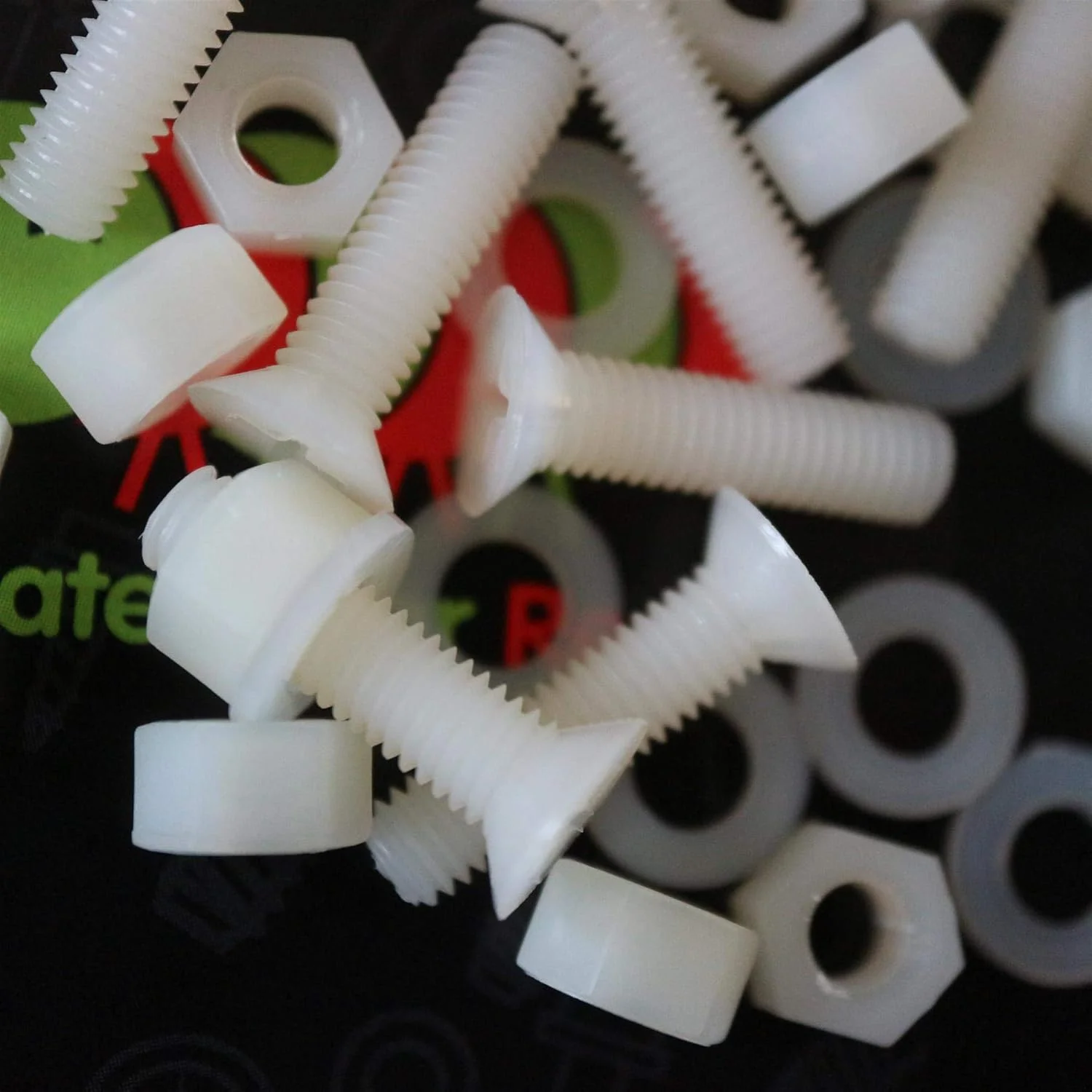 پیچ های پلاستیکی سرتخت نایلونی قرمز کاترپیلار 50 عددی، M5 x 20 میلی متر، پیچ و مهره و واشر پلاستیکی، 13/64 اینچ x 25/32 اینچ