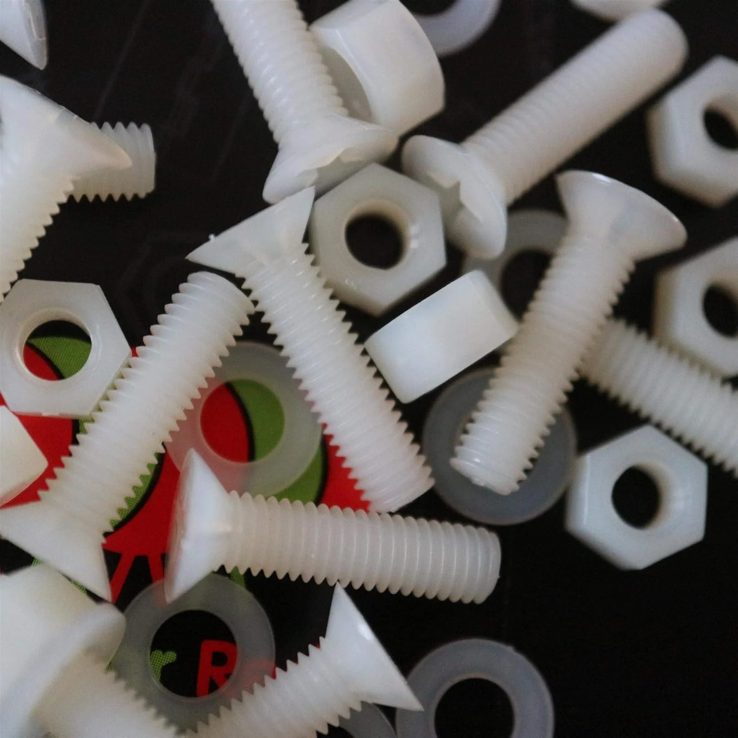 پیچ های پلاستیکی سرتخت نایلونی قرمز کاترپیلار 50 عددی، M5 x 20 میلی متر، پیچ و مهره و واشر پلاستیکی، 13/64 اینچ x 25/32 اینچ