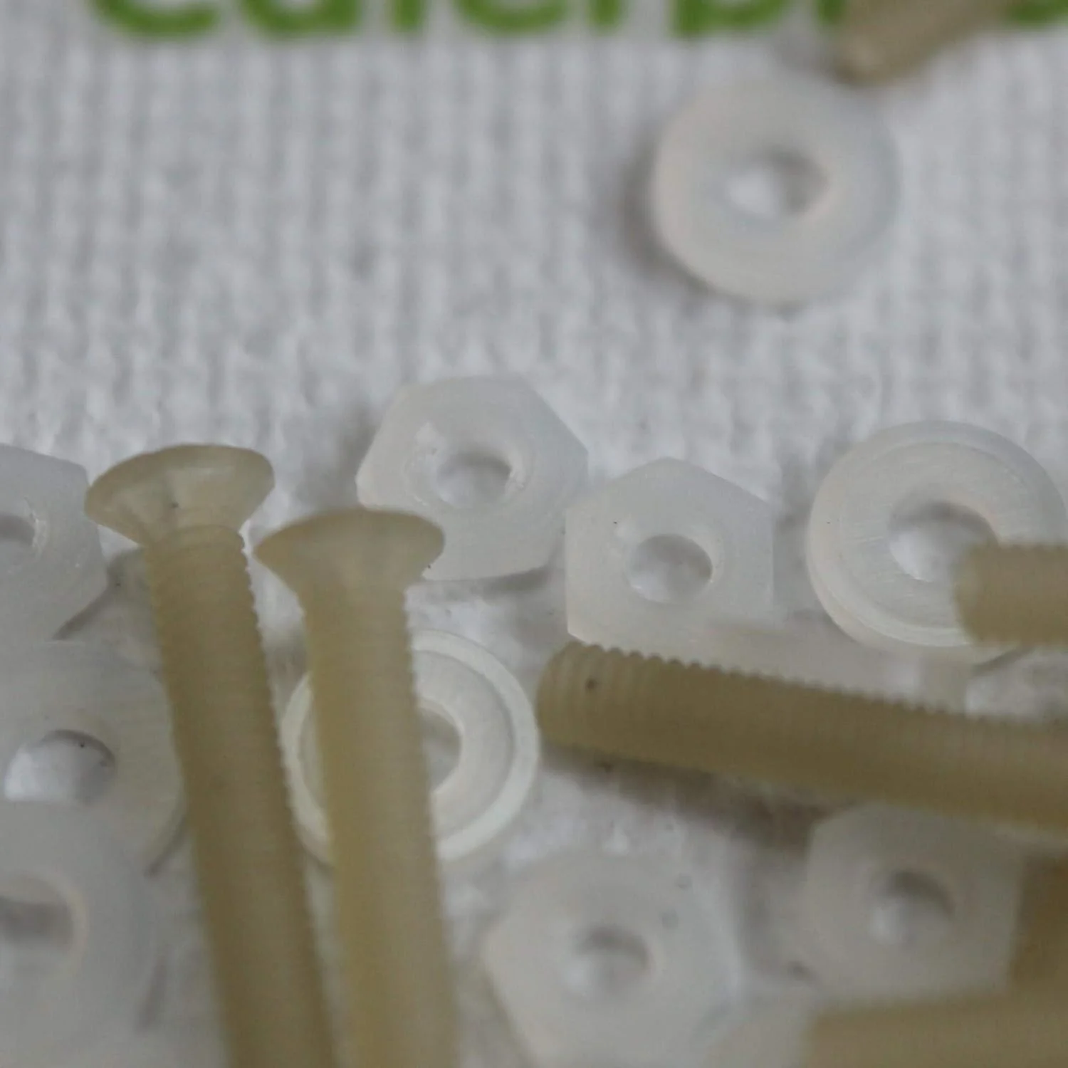 پیچ‌های ماشین سرتخت سوپر نایلون تقویت‌شده با الیاف شیشه کاترپیلار قرمز 50 عددی، M3 x 25mm، مهره و پیچ‌های پلاستیکی، واشر، 1/8 اینچ x 1