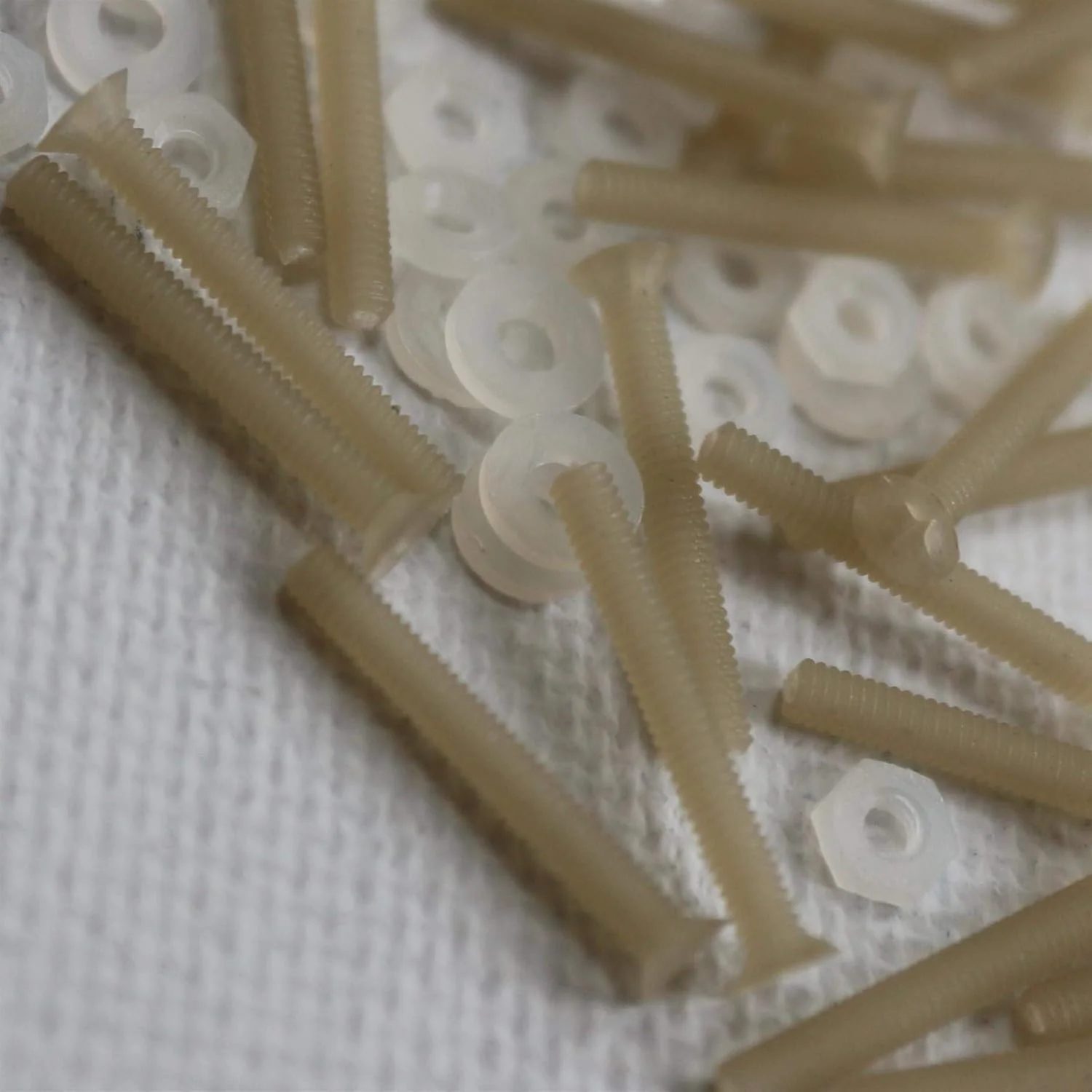 پیچ‌های ماشین سرتخت سوپر نایلون تقویت‌شده با الیاف شیشه کاترپیلار قرمز 50 عددی، M3 x 25mm، مهره و پیچ‌های پلاستیکی، واشر، 1/8 اینچ x 1