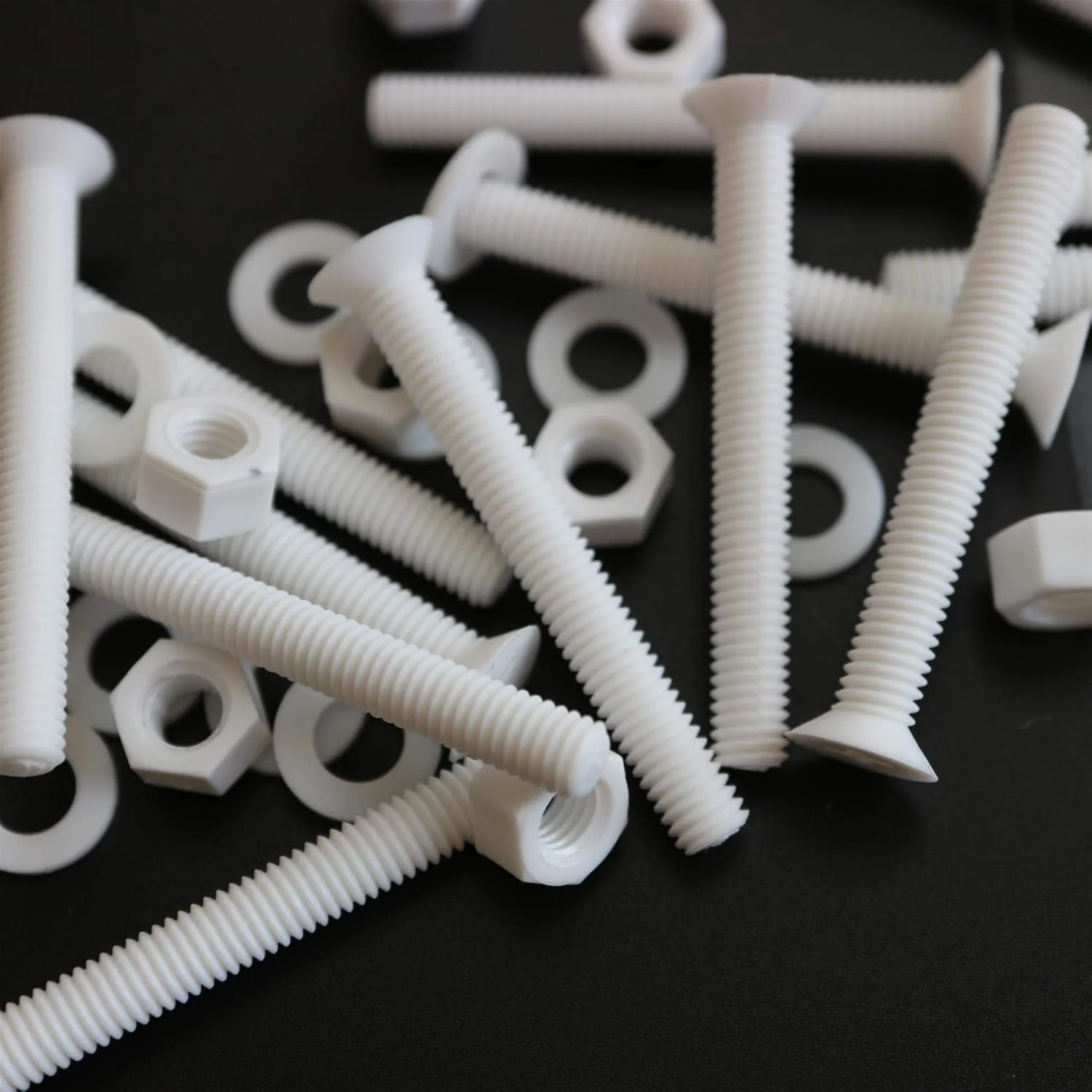 پیچ های خزینه ای پلاستیکی پلی پروپیلن (PP) کاترپیلار قرمز 20 عددی با مهره، واشر، M5 x 40mm، اکریلیک، مقاوم در برابر آب، ضد خوردگی، مقاوم در برابر مواد شیمیایی، 13/64" x 1-37/64