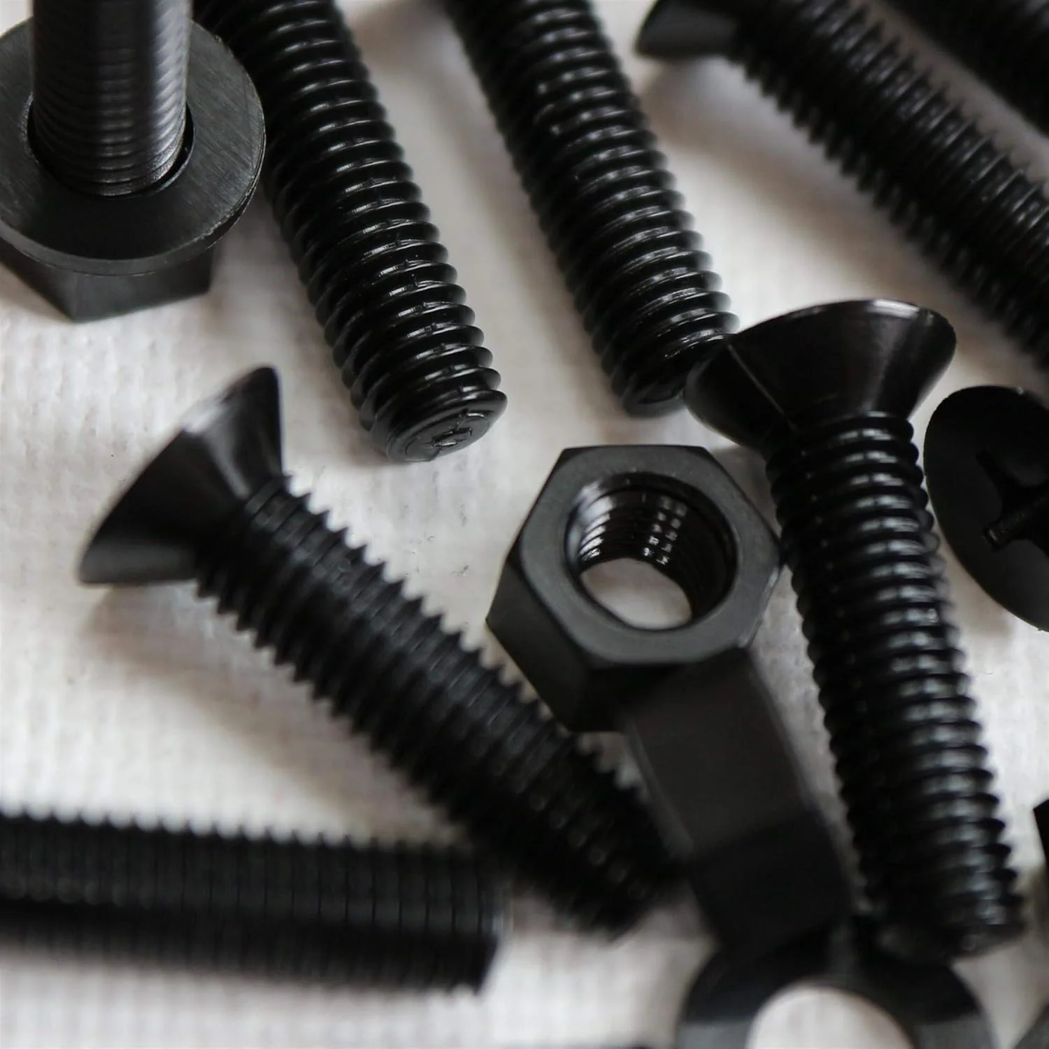 پیچ های ماشین پلاستیکی سرتخت نایلونی مشکی و قرمز Caterpillar، M5 x 20mm، پیچ و مهره و واشر پلاستیکی، 13/64" x 25/32"