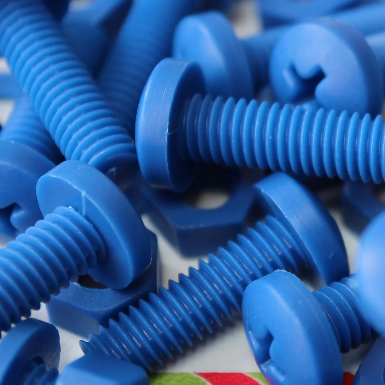 پیچ های سر گرد فیلیپس کاترپیلار قرمز 20 عددی با مهره و واشر پلاستیکی پلی پروپیلن (PP) آبی، M6 x 20mm، اکریلیک، مقاوم در برابر آب، ضد خوردگی، مقاوم در برابر مواد شیمیایی، 15/64 اینچ x 25/32 اینچ