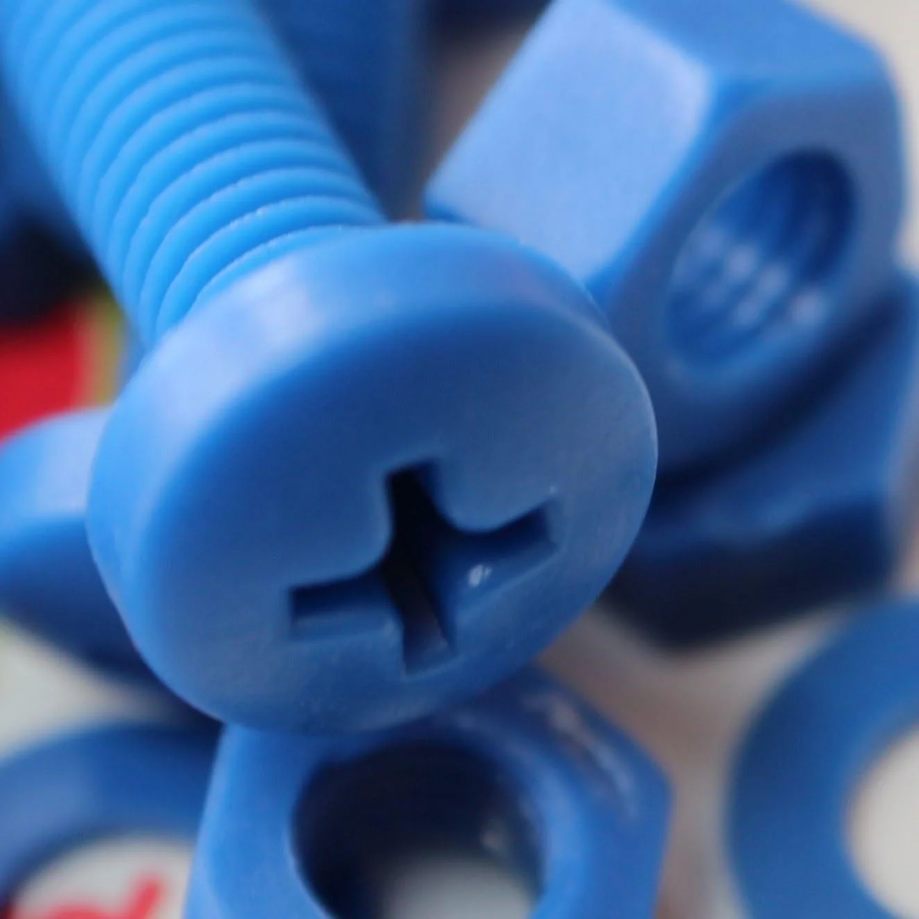 پیچ های سر گرد فیلیپس کاترپیلار قرمز 20 عددی با مهره و واشر پلاستیکی پلی پروپیلن (PP) آبی، M6 x 20mm، اکریلیک، مقاوم در برابر آب، ضد خوردگی، مقاوم در برابر مواد شیمیایی، 15/64 اینچ x 25/32 اینچ