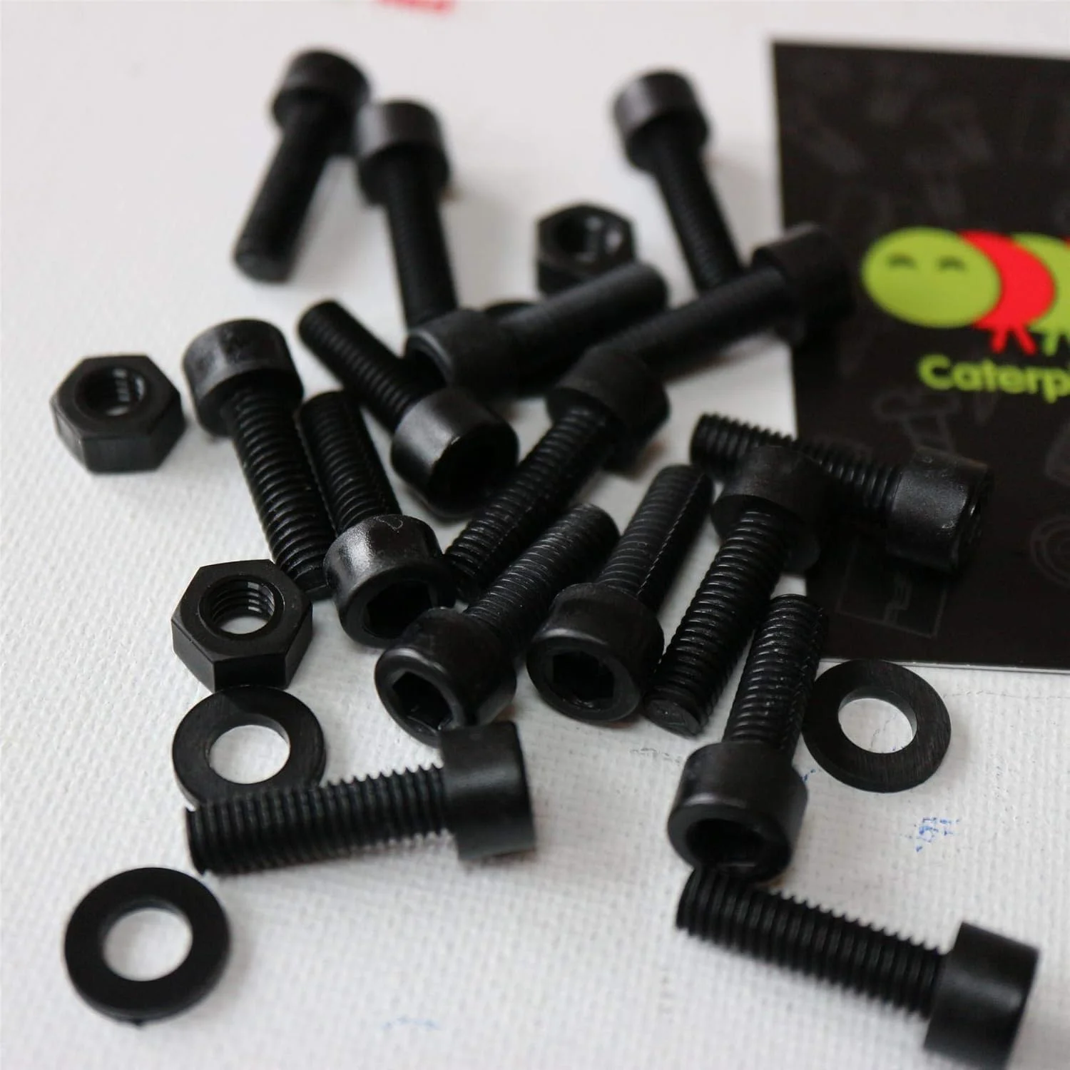 پیچ های پلاستیکی سر استوانه ای کاترپیلار قرمز 50 عددی با سر مشکی نایلونی، M6 x 20mm، پیچ و مهره و واشر پلاستیکی، 15/64" x 25/32"