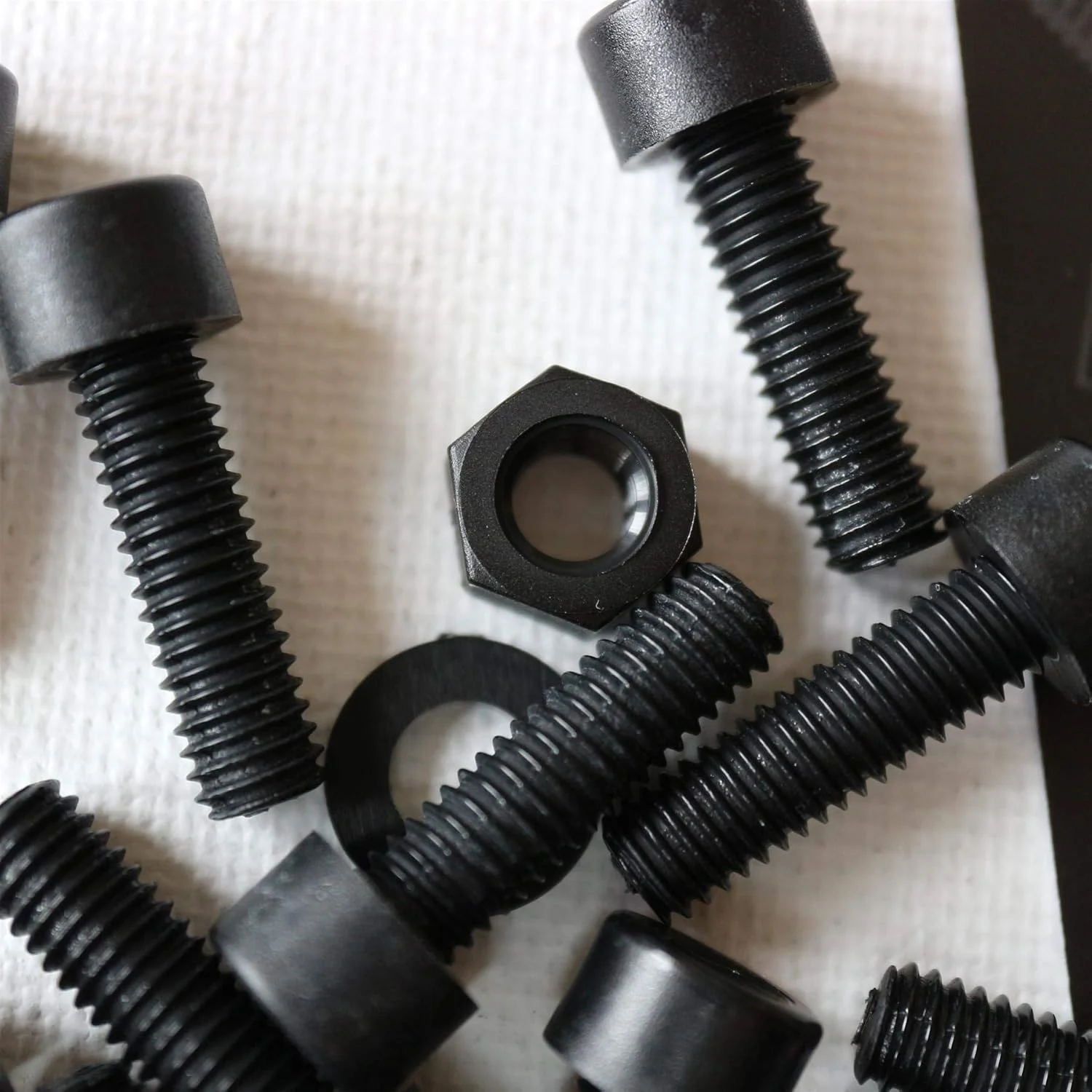 پیچ های پلاستیکی سر استوانه ای کاترپیلار قرمز 50 عددی با سر مشکی نایلونی، M6 x 20mm، پیچ و مهره و واشر پلاستیکی، 15/64" x 25/32"