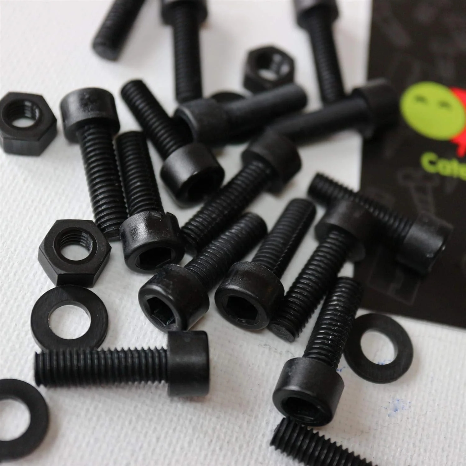 پیچ های پلاستیکی سر استوانه ای کاترپیلار قرمز 50 عددی با سر مشکی نایلونی، M6 x 20mm، پیچ و مهره و واشر پلاستیکی، 15/64" x 25/32"