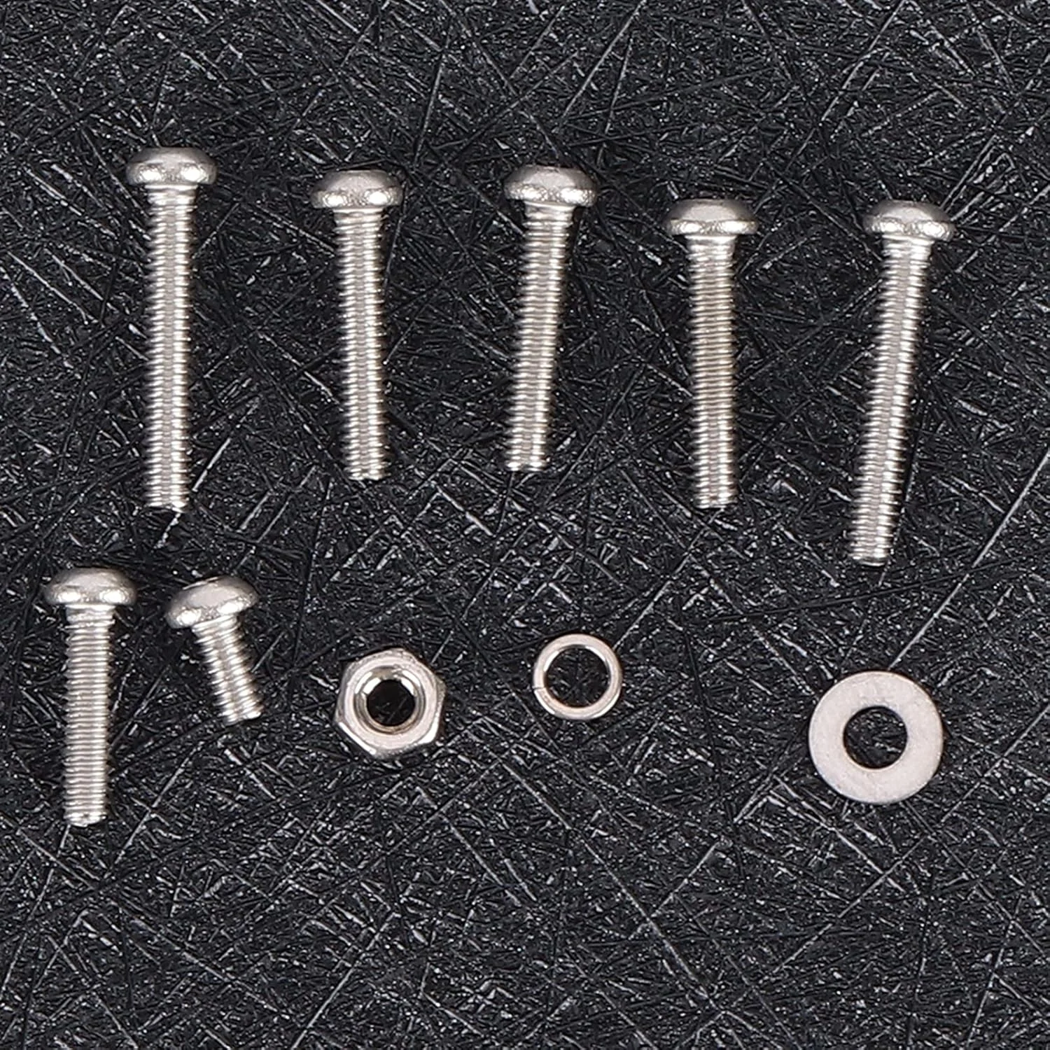 مجموعه 600 عددی سخت افزار OVAQUIXI شامل مهره، پیچ و واشر فنری تخت با سر گرد و سوکت شش گوش M2 به همراه جعبه نگهداری، ساخته شده از استیل ضد زنگ 304