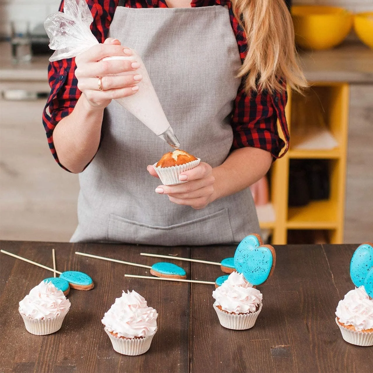 کیت لوازم تزیین کیک KINGCCI با صفحه گردان کیک، 12 ماسوره شماره دار، 2 لیسک، 3 صاف کننده خامه، 2 قیف سیلیکونی، 50 کیسه شیرینی پزی یکبار مصرف و 1 رابط کیت لوازم تزیین کیک KINGCCI با صفحه گردان کیک، 12 ماسوره شماره دار، 2 لیسک، 3 صاف کننده خامه، 2 قیف سیلیکونی، 50 کیسه شیرینی پزی یکبار مصرف و 1 رابط