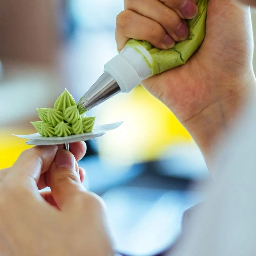 ست 62 عددی ابزار تزئین کیک شامل صفحه گردان، قیف های شیرینی پزی و ماسوره، مناسب برای خامه، کیسه های شیرینی پزی، نازل های تزئین کیک، ابزار پخت کیک، کاپ کیک، کلوچه، شیرینی، مناسب برای مبتدیان