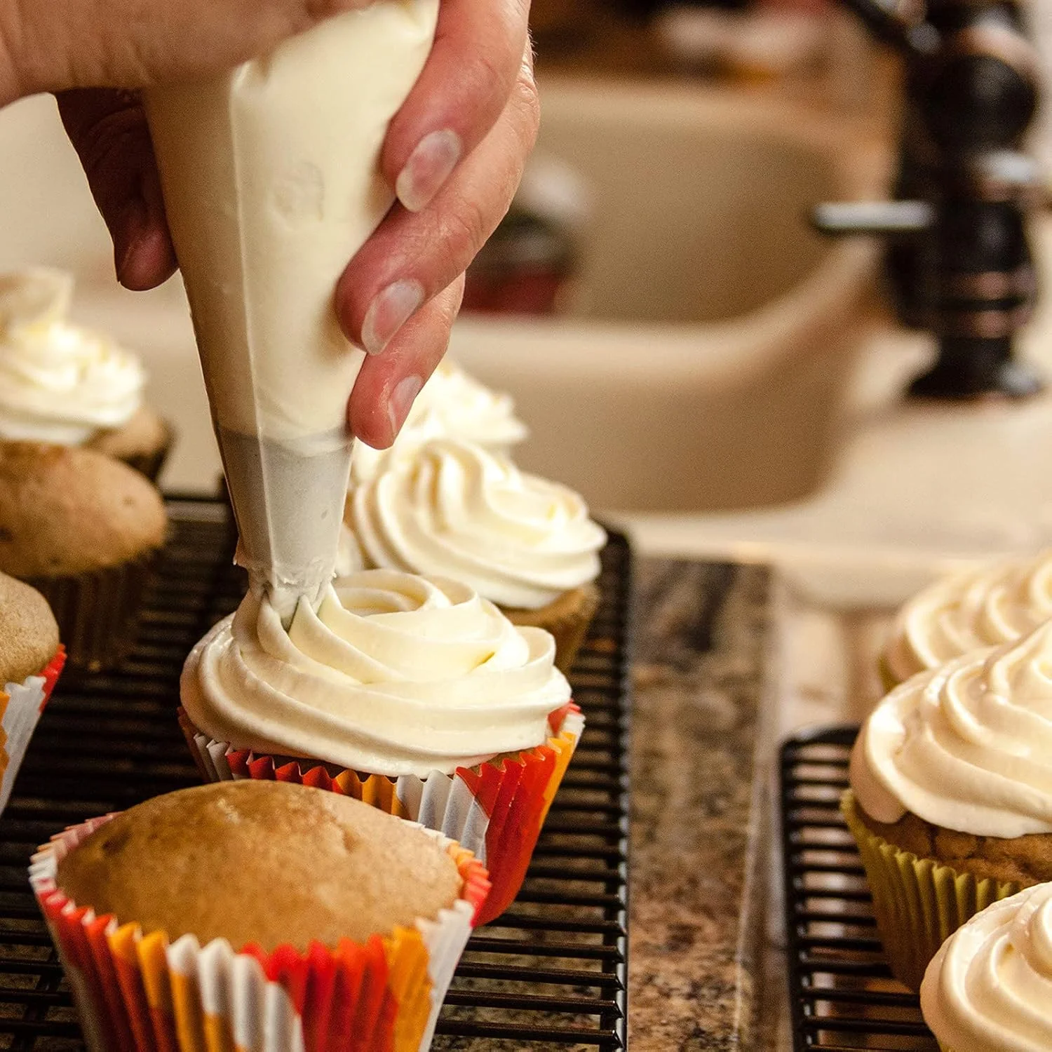 ست قیف و ماسوره روسی، مجموعه لوازم قنادی 129 تکه، کیت نازل های قیف، کیسه قیف سیلیکونی، نوک شیرینی پزی برای تزئین کیک، کاپ کیک، کلوچه، نازل یخ زدن، نازل استیل ضد زنگ، ابزار DIY