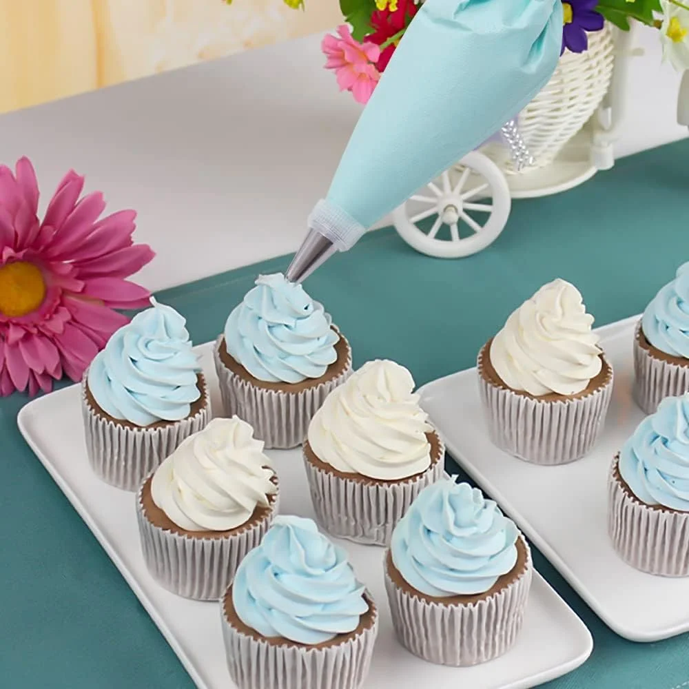 ست کیسه و ماسوره قنادی، 100 عدد کیسه شیرینی پزی 12 اینچی، کیسه های آیسینگ یکبار مصرف برای لوازم کیت تزئین کیک و کلوچه به همراه 1 عدد کیسه قنادی قابل استفاده مجدد، 1 عدد اتصال دهنده، 12 عدد ماسوره فراستینگ، 2 عدد بست کیسه، 3 عدد کاردک کیک