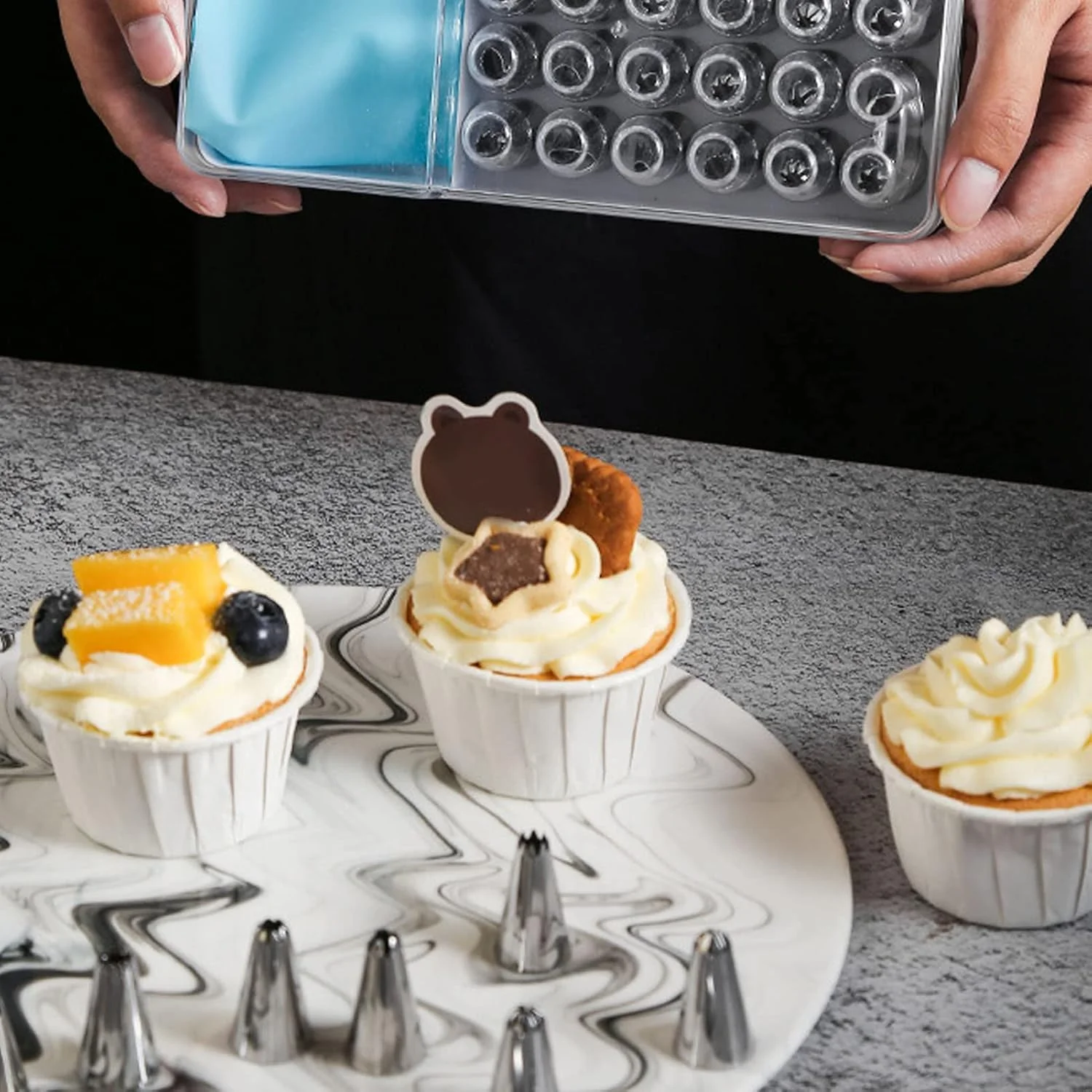 ست 8 تکه لوازم تزئین کیک شامل قیف های استیل، کیسه خامه قنادی، نازل های ضد خوردگی و ابزار تزئین کیک (آبی)