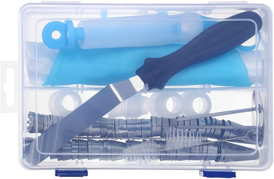 ست 100 تکه لوازم تزئین کیک شامل قیف های ماسوره، کیسه شیرینی پزی سیلیکونی، رابط پلاستیکی، میخ گل، قلم تزئین کیک، لیسک کیک، ابزار یخ زدن برای تزئین کیک، کاپ کیک، کلوچه و شیرینی