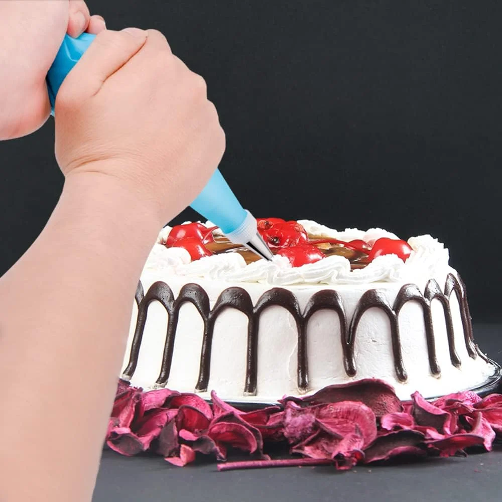 ست 100 تکه لوازم تزئین کیک شامل قیف های ماسوره، کیسه شیرینی پزی سیلیکونی، رابط پلاستیکی، میخ گل، قلم تزئین کیک، لیسک کیک، ابزار یخ زدن برای تزئین کیک، کاپ کیک، کلوچه و شیرینی ست 100 تکه لوازم تزئین کیک شامل قیف های ماسوره، کیسه شیرینی پزی سیلیکونی، رابط پلاستیکی، میخ گل، قلم تزئین کیک، لیسک کیک، ابزار یخ زدن برای تزئین کیک، کاپ کیک، کلوچه و شیرینی