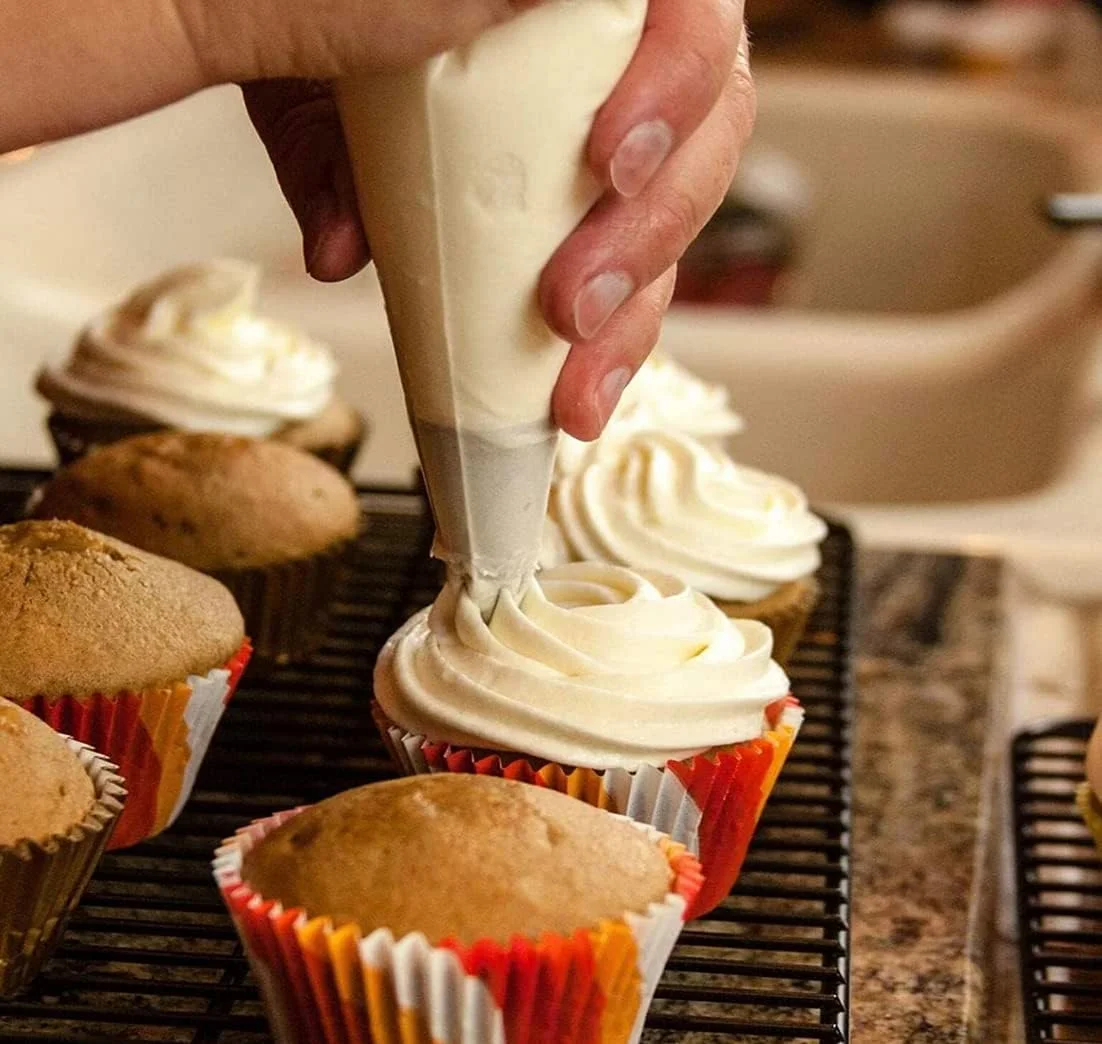 بست های کیسه شیرینی پزی ARNISION، بسته 40 عددی، بست های سیلیکونی کیسه آیسینگ، بست های قابل استفاده مجدد کیسه پایپینگ، گیره های تزئینی کیک و شیرینی پزی، شامل 5 رنگ. مناسب برای مهر و موم کردن کاپ کیک، کلوچه و شیرینی