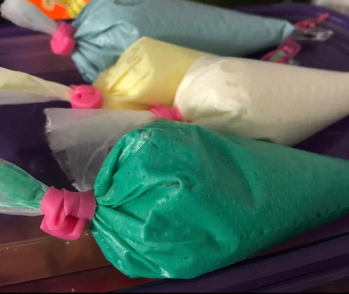 بست های کیسه شیرینی پزی ARNISION، بسته 40 عددی، بست های سیلیکونی کیسه آیسینگ، بست های قابل استفاده مجدد کیسه پایپینگ، گیره های تزئینی کیک و شیرینی پزی، شامل 5 رنگ. مناسب برای مهر و موم کردن کاپ کیک، کلوچه و شیرینی