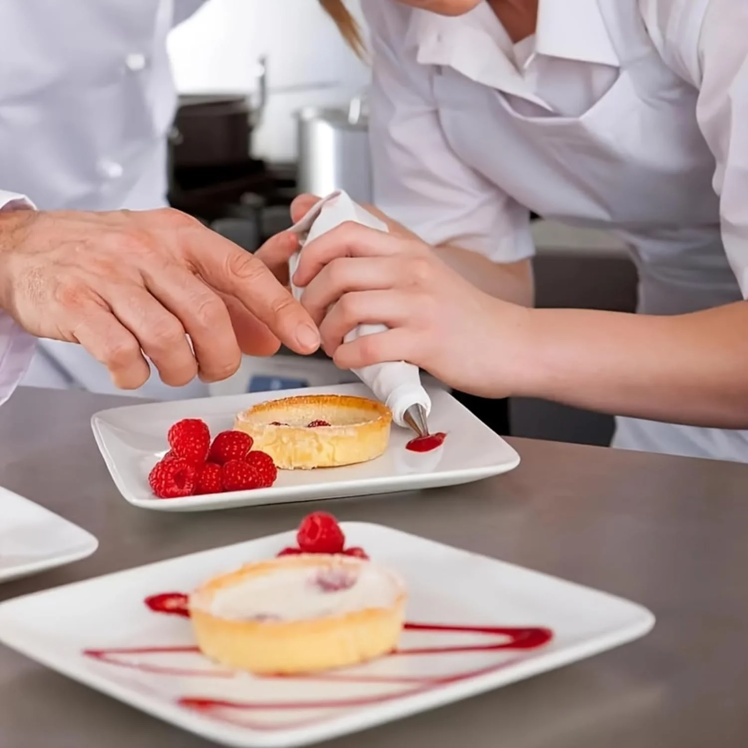 ست 10 تکه تزئین کیک: 6 ماسوره استیل ضد زنگ، کیسه شیرینی پزی EVA قابل استفاده مجدد و رابط - ایده آل برای کاپ کیک، کلوچه و دسر - ابزار ضروری برای پخت ست 10 تکه تزئین کیک: 6 ماسوره استیل ضد زنگ، کیسه شیرینی پزی EVA قابل استفاده مجدد و رابط - ایده آل برای کاپ کیک، کلوچه و دسر - ابزار ضروری برای پخت