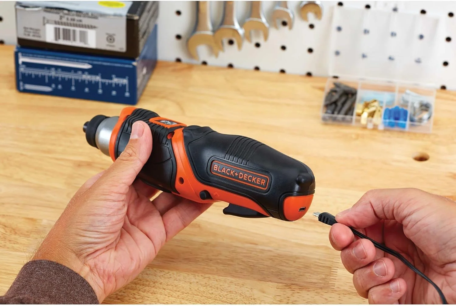 پیچ گوشتی شارژی 4 ولت مکس بلک اند دکر به همراه کیت آویزان کردن عکس (BDCS40BI)