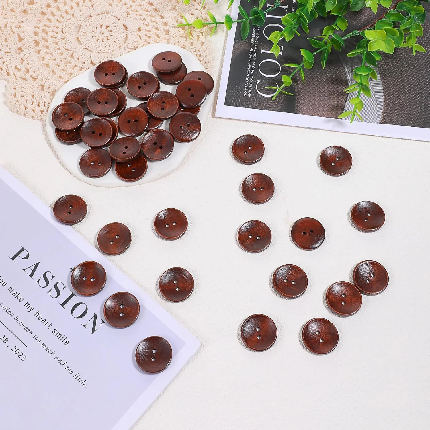 50 عدد دکمه خیاطی، دکمه های قهوه ای 2.5 سانتی متری گرد، دکمه های صنایع دستی، دکمه های قدیمی، دکمه های تزئینی، دکمه های چوبی بزرگ 2 سوراخ برای صنایع دستی، پیراهن، خیاطی لباس های DIY، پروژه های قلاب بافی، جایگزینی
