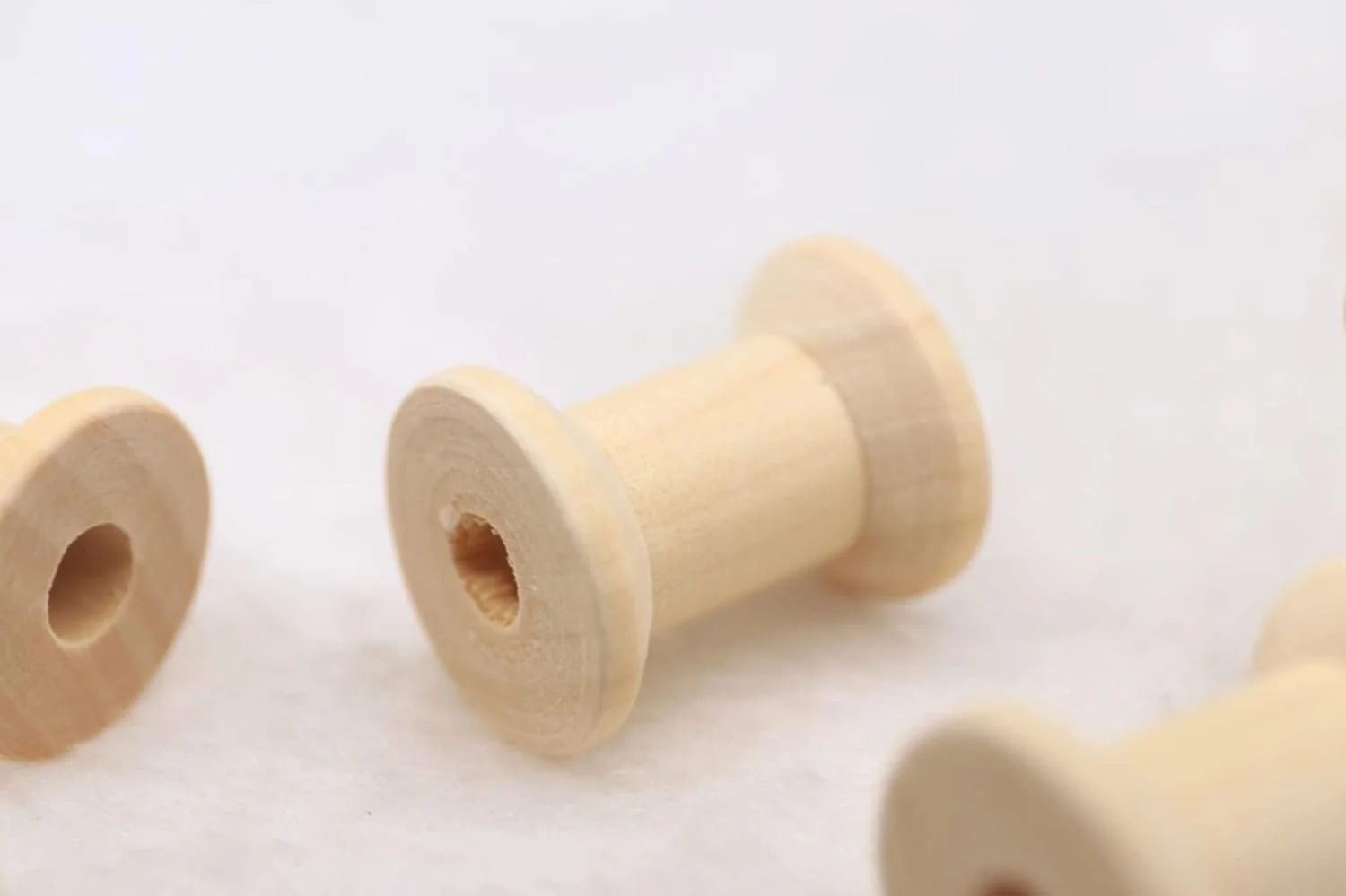 Cheeroyal بسته 30 عددی ماسوره خالی نخ، قرقره چوبی 27mm x 16mm مناسب برای سیم پیچ، نخ گلدوزی، نخ پنبه ای، نخ ماهیگیری، روبان