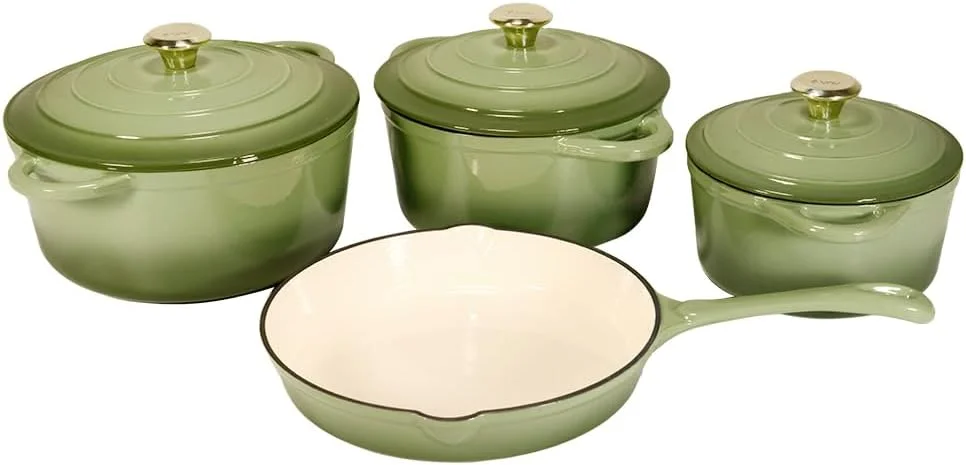 ست 7 تکه ظروف پخت و پز چدنی V A V با روکش مینای نچسب، سالم و ایمن. این ست شامل: تابه سرخ کن 24 سانتی متری، ظروف پخت و پز 18، 21 و 24 سانتی متری به همراه درب و دستکش می باشد. ست 7 تکه ظروف پخت و پز چدنی V A V با روکش مینای نچسب، سالم و ایمن. این ست شامل: تابه سرخ کن 24 سانتی متری، ظروف پخت و پز 18، 21 و 24 سانتی متری به همراه درب و دستکش می باشد.