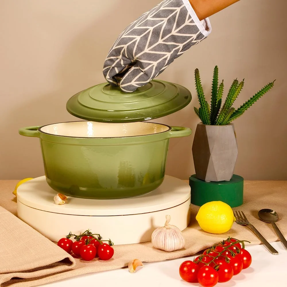 ست 7 پارچه ظروف پخت و پز V A V سالم و ایمن با پوشش نچسب میناکاری شده از جنس چدن. این ست شامل: تابه سرخ کن 24 سانتی متری، ظروف پخت و پز 18، 21 و 24 سانتی متری با درب و دستکش می باشد.