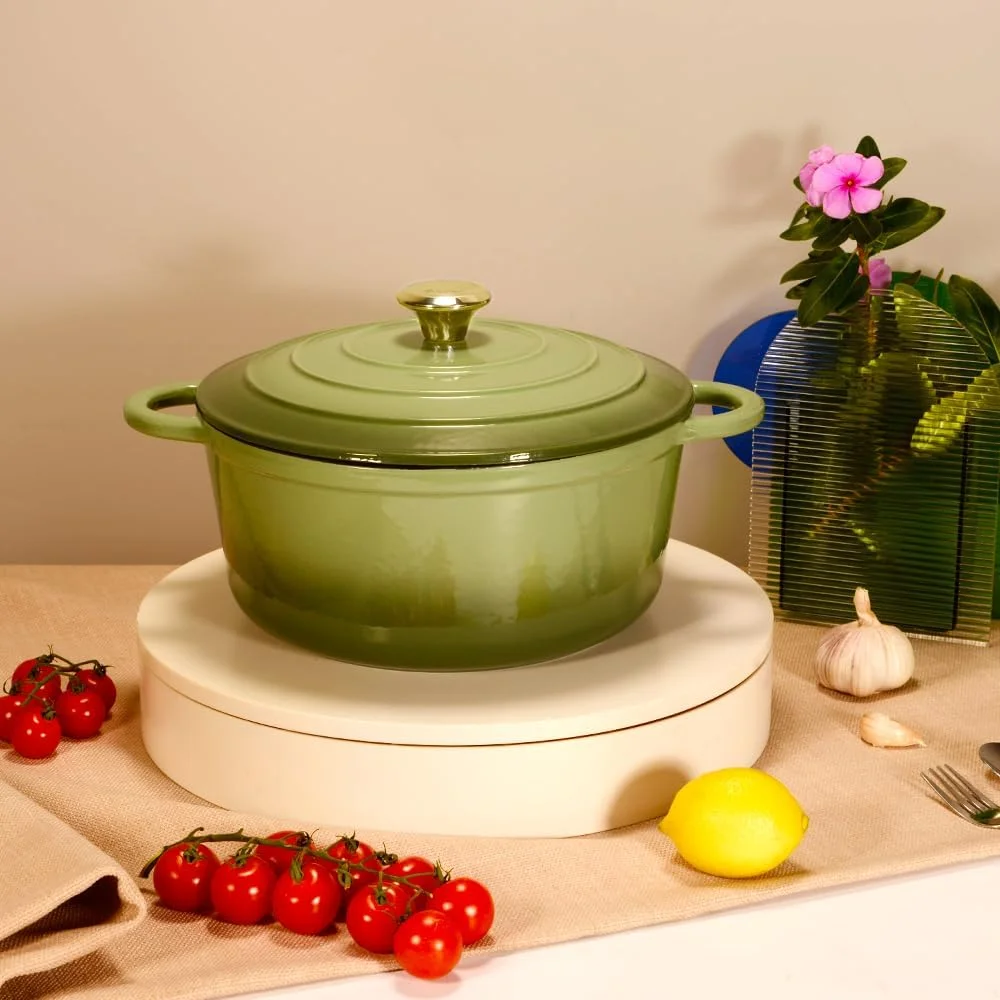 ست 7 تکه ظروف پخت و پز چدنی V A V با روکش مینای نچسب، سالم و ایمن. این ست شامل: تابه سرخ کن 24 سانتی متری، ظروف پخت و پز 18، 21 و 24 سانتی متری به همراه درب و دستکش می باشد.