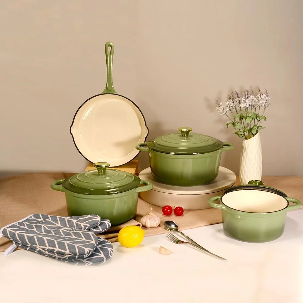 ست 7 تکه ظروف پخت و پز چدنی V A V با روکش مینای نچسب، سالم و ایمن. این ست شامل: تابه سرخ کن 24 سانتی متری، ظروف پخت و پز 18، 21 و 24 سانتی متری به همراه درب و دستکش می باشد.