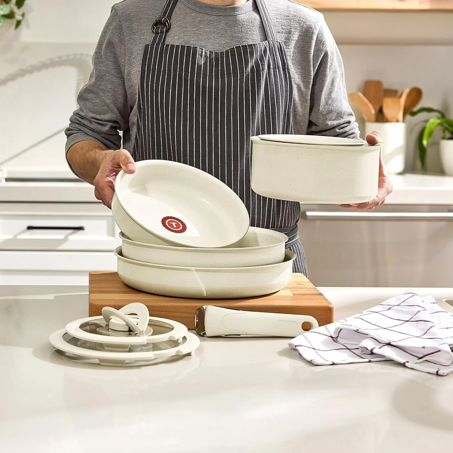 ست ظروف آشپزی 11 پارچه T-fal Ingenio Essentials با دسته جداشدنی/قابل جابجایی، گرانیت تیتانیوم نچسب، ایمن برای فر تا 260 درجه سانتیگراد، قابل انباشتن، ست قابلمه و تابه، تابه سرخ کن، قابل شستشو در ماشین ظرفشویی، بژ ست ظروف آشپزی 11 پارچه T-fal Ingenio Essentials با دسته جداشدنی/قابل جابجایی، گرانیت تیتانیوم نچسب، ایمن برای فر تا 260 درجه سانتیگراد، قابل انباشتن، ست قابلمه و تابه، تابه سرخ کن، قابل شستشو در ماشین ظرفشویی، بژ