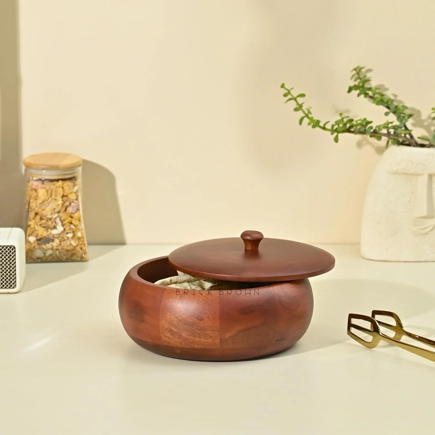 ظرف نان دستی ساز آجری قهوه ای ® با پرداخت چوب ماهون درجه یک برای آشپزخانه | قابلمه گرد، ظرف روتی با درب | ظرف غذا، 22.3x22.3x10.9 سانتی متر ظرف نان دستی ساز آجری قهوه ای ® با پرداخت چوب ماهون درجه یک برای آشپزخانه | قابلمه گرد، ظرف روتی با درب | ظرف غذا، 22.3x22.3x10.9 سانتی متر