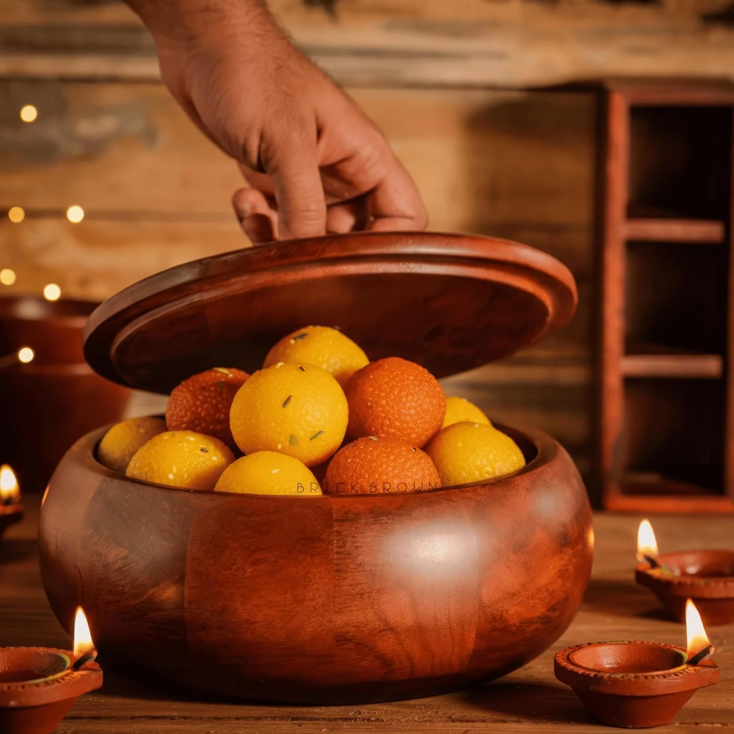 ظرف نان دستی ساز آجری قهوه ای ® با پرداخت چوب ماهون درجه یک برای آشپزخانه | قابلمه گرد، ظرف روتی با درب | ظرف غذا، 22.3x22.3x10.9 سانتی متر ظرف نان دستی ساز آجری قهوه ای ® با پرداخت چوب ماهون درجه یک برای آشپزخانه | قابلمه گرد، ظرف روتی با درب | ظرف غذا، 22.3x22.3x10.9 سانتی متر