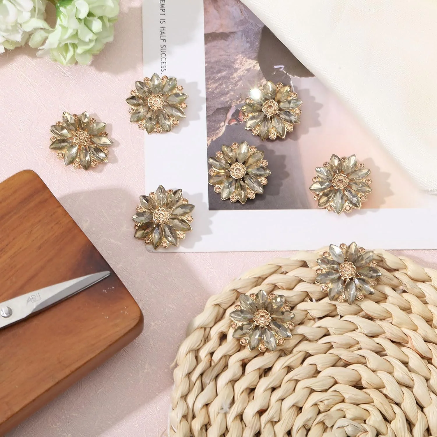 CHGCRAFT 6 عدد دکمه نگین دار آلیاژی طرح گل، دکمه های پایه نگین دار، لوازم جانبی دست ساز DIY برای صنایع دستی، مهمانی عروسی، طلایی CHGCRAFT 6 عدد دکمه نگین دار آلیاژی طرح گل، دکمه های پایه نگین دار، لوازم جانبی دست ساز DIY برای صنایع دستی، مهمانی عروسی، طلایی