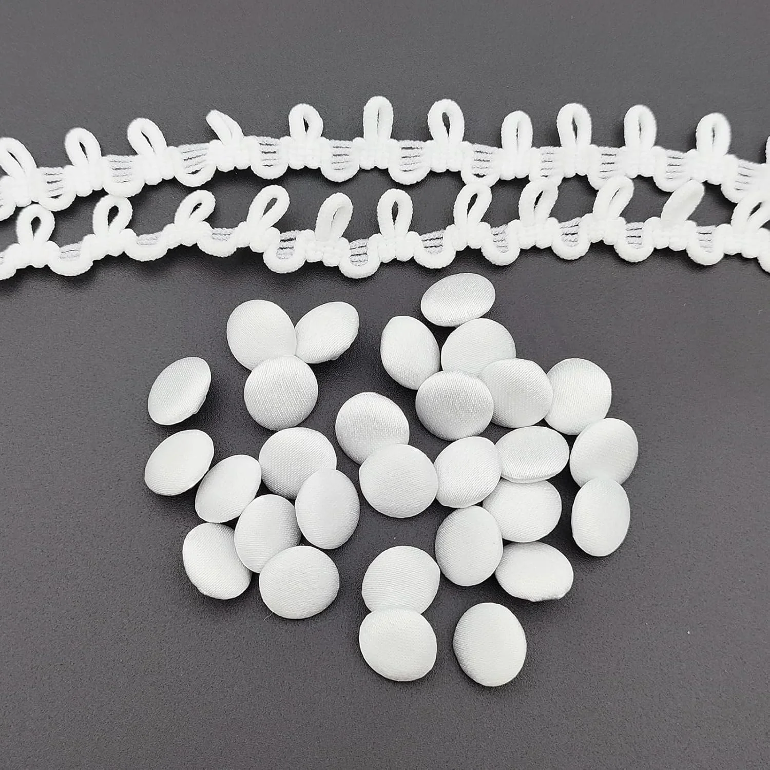 Carytalee ست 30 عددی دکمه های پارچه ای ساتن سفید 1/2 اینچی با پایه و سوراخ دکمه برای لباس عروس و خیاطی DIY لباس دکمه های صنایع دستی دست ساز
