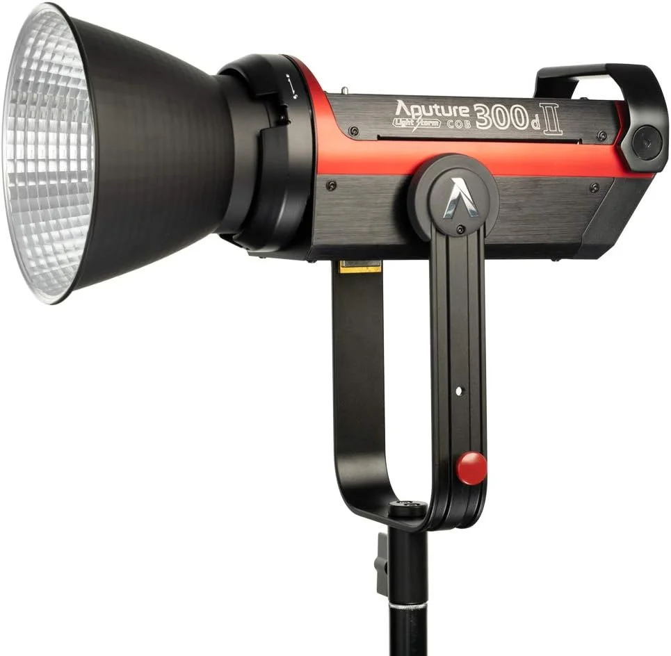 نور ال ای دی Aputure LS C300D با توان 350 وات، کنترل از راه دور 2.4G و صفحه V-Mount با نویز کم نور ال ای دی Aputure LS C300D با توان 350 وات، کنترل از راه دور 2.4G و صفحه V-Mount با نویز کم