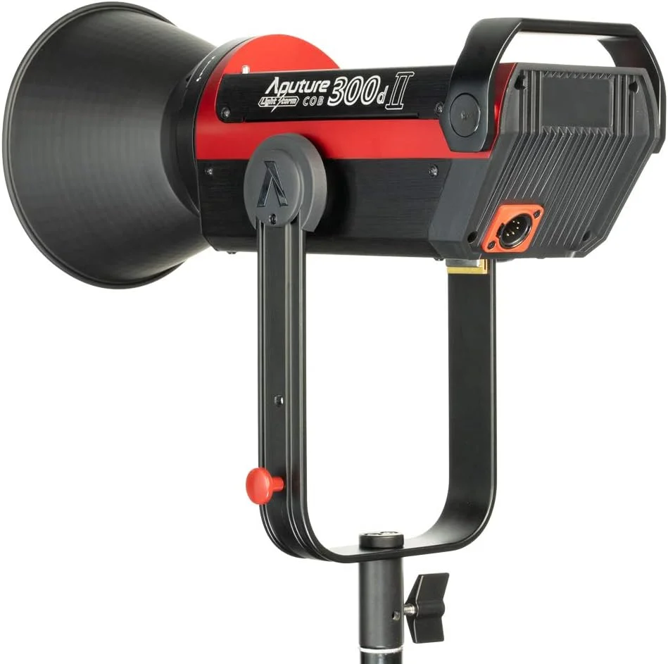 نور ال ای دی Aputure LS C300D با توان 350 وات، کنترل از راه دور 2.4G و صفحه V-Mount با نویز کم نور ال ای دی Aputure LS C300D با توان 350 وات، کنترل از راه دور 2.4G و صفحه V-Mount با نویز کم