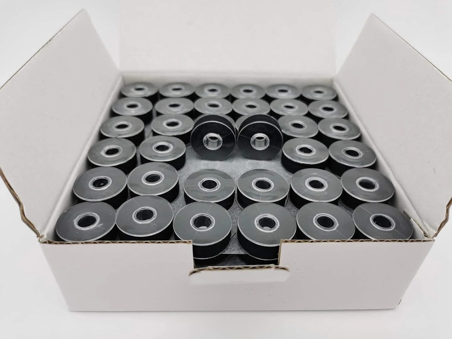 ماکوهای از پیش پر شده DOUBLELIN، پلاستیکی، سایز L (SA155، سایز 9.4)، مشکی، 144 عدد، پلی استر 60S/2 برای گلدوزی، سازگار با Babylock، Brother، Consew، Juki، Singer، Tajima و غیره (60S2، مشکی)