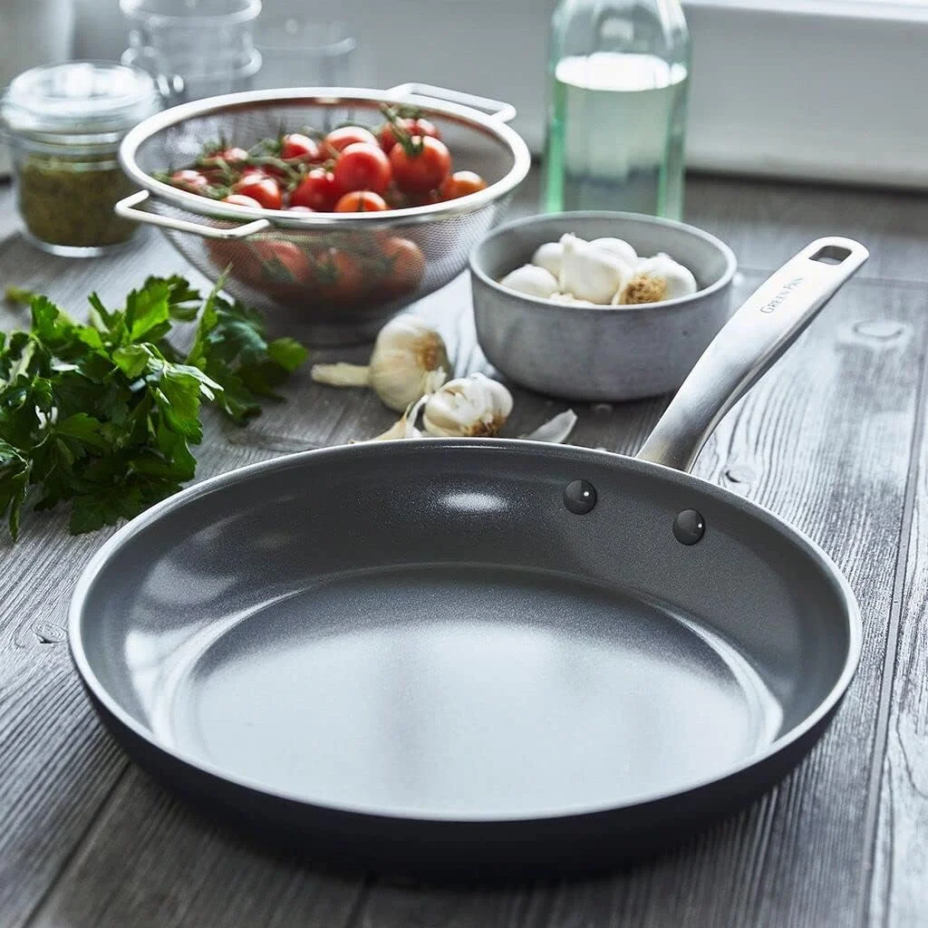 تابه سرخ کن 25 سانتی متری گرین پن مدل چتم، سرامیکی نچسب و سالم با پوشش آنادایز سخت، بدون PFAS، قابل شستشو در ماشین ظرفشویی، قابل استفاده در فر، خاکستری تابه سرخ کن 25 سانتی متری گرین پن مدل چتم، سرامیکی نچسب و سالم با پوشش آنادایز سخت، بدون PFAS، قابل شستشو در ماشین ظرفشویی، قابل استفاده در فر، خاکستری