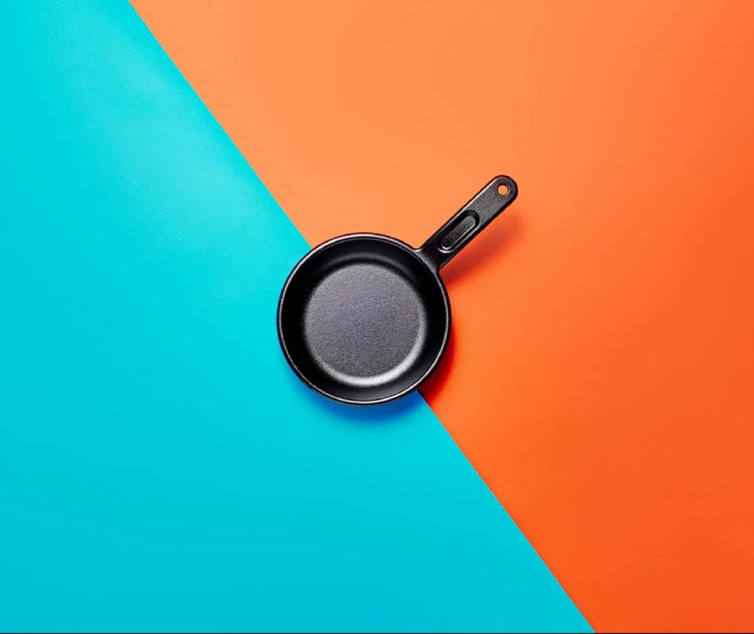 تابه چدنی لژ BOLD سایز 8 اینچ، تابه از پیش روغنی شده، طراحی مدرن، مشکی تابه چدنی لژ BOLD سایز 8 اینچ، تابه از پیش روغنی شده، طراحی مدرن، مشکی