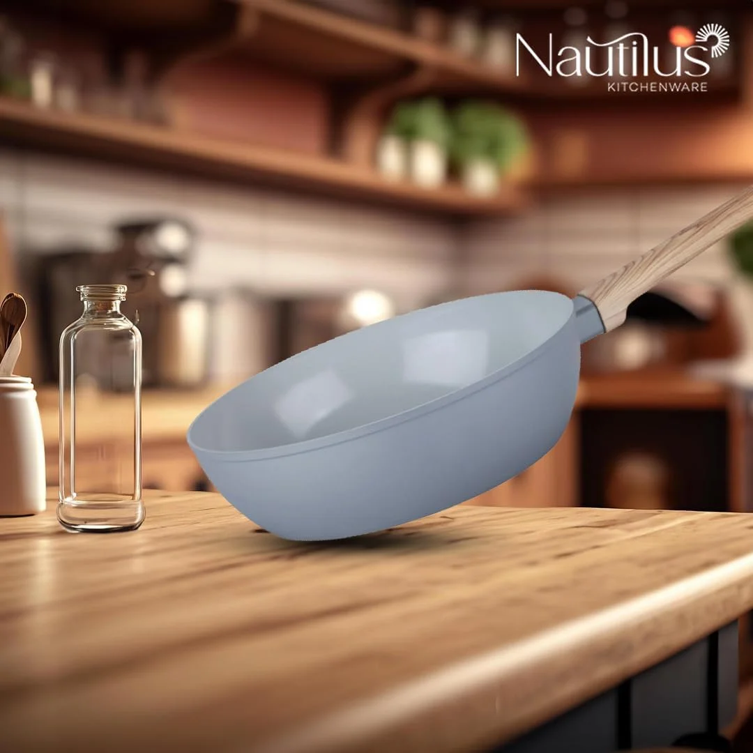 تابه سرخ کن گود ناتیلوس لوازم آشپزخانه 24 سانتی متری آلومینیوم فورج شده، تابه با پوشش سرامیکی، تابه نچسب بدون PFOA و قابل شستشو در ماشین ظرفشویی، دسته نرم - خاکستری/چوبی تابه سرخ کن گود ناتیلوس لوازم آشپزخانه 24 سانتی متری آلومینیوم فورج شده، تابه با پوشش سرامیکی، تابه نچسب بدون PFOA و قابل شستشو در ماشین ظرفشویی، دسته نرم - خاکستری/چوبی