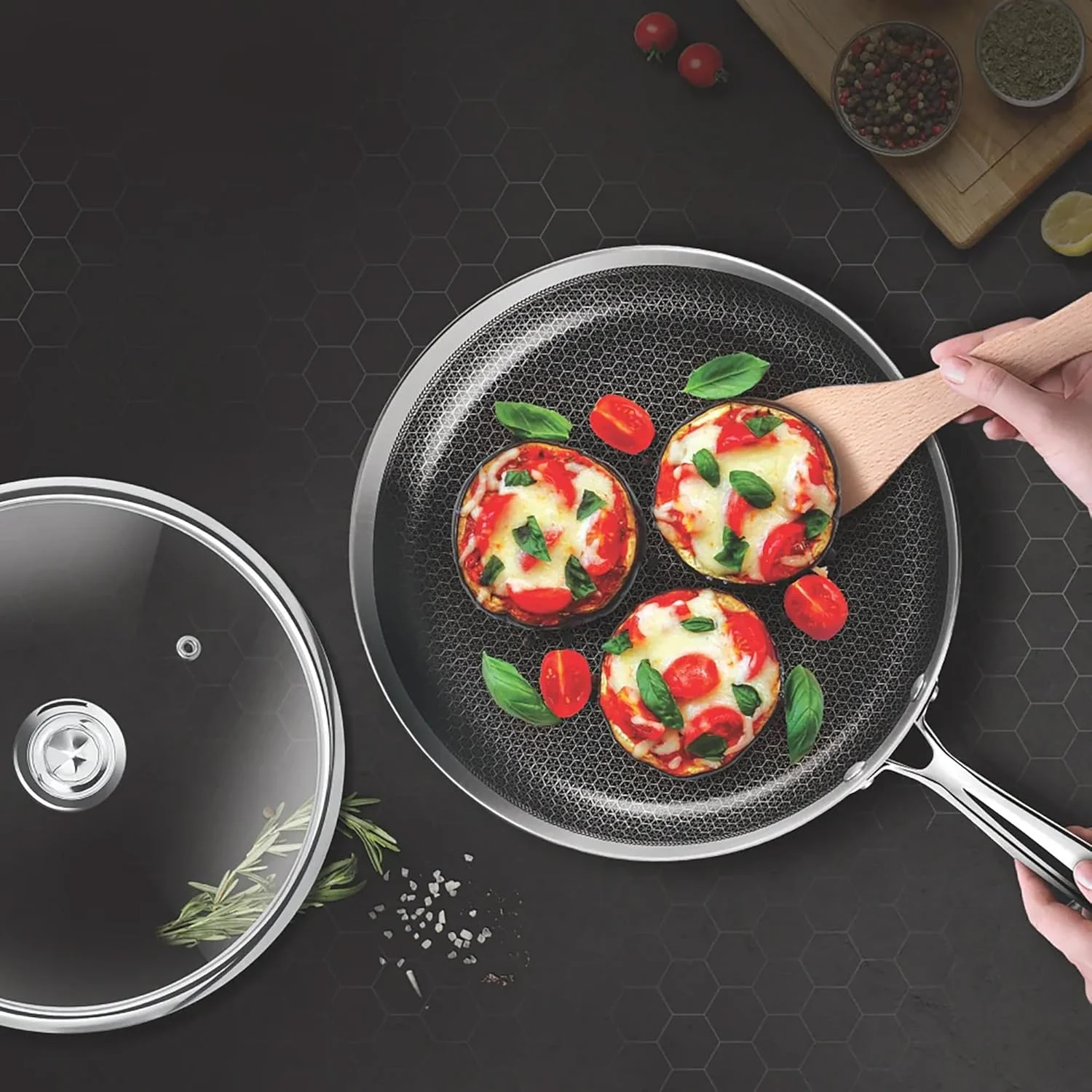 تابه استیل نچسب سه لایه میلتون پرو کوک هگزا تک مناسب اجاق القایی به همراه درب شیشه ای، 24 سانتی متر، نقره ای، ساختار لانه زنبوری، تابه برای تهیه کاری، املت، مناسب برای اجاق گاز و القایی