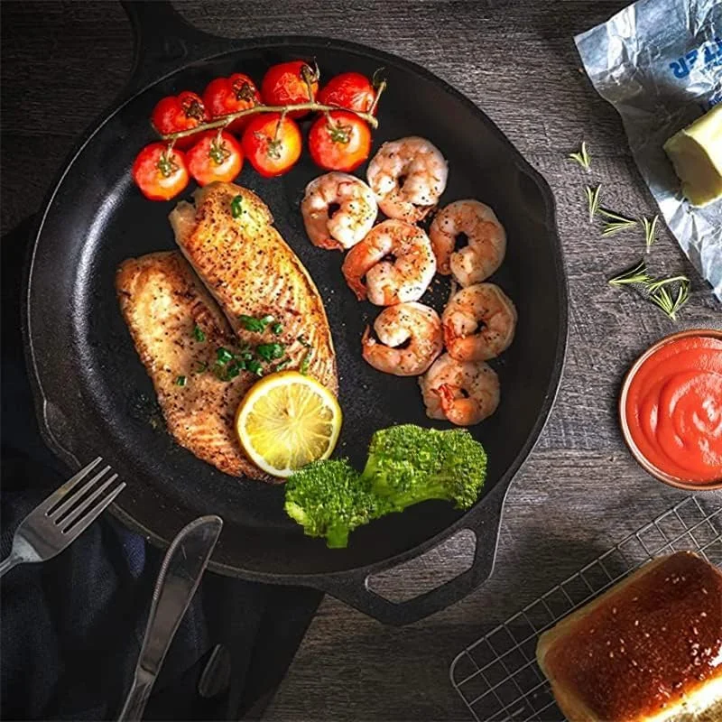 تابه چدنی از پیش روغن‌کاری شده QUESERA، مشکی، 26 سانتی‌متری، گرد، چدن، مناسب برای باربیکیو/آتش کمپ، القایی، سرامیکی، اجاق‌های برقی و گازی (همراه با دسته سیلیکونی)