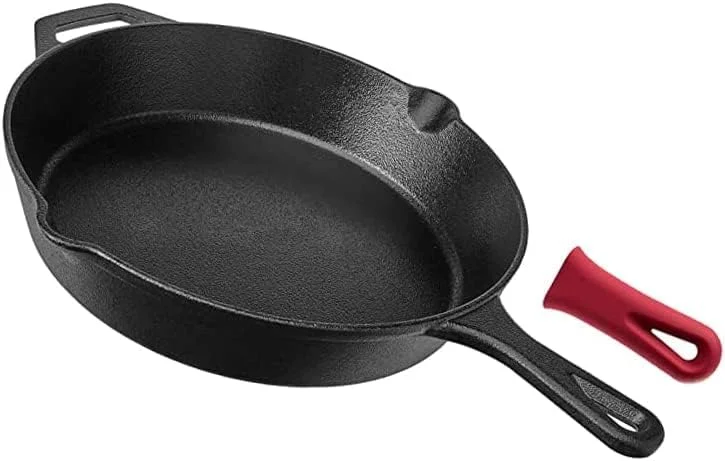 تابه چدنی از پیش روغن‌کاری شده QUESERA، مشکی، 26 سانتی‌متری، گرد، چدن، مناسب برای باربیکیو/آتش کمپ، القایی، سرامیکی، اجاق‌های برقی و گازی (همراه با دسته سیلیکونی)