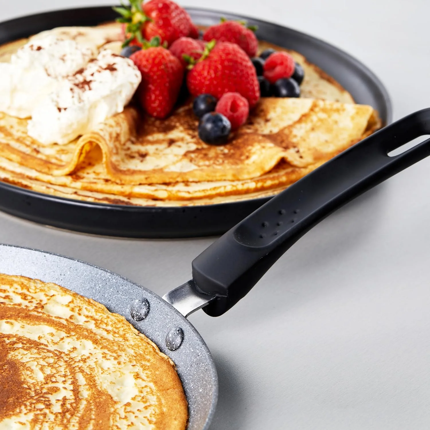 تابه کرپ و پنکیک راسل هابز RH02852EU7 با روکش طرح سنگ مرمر متالیک - تابه تخت نچسب 25 سانتیمتری/9.8 اینچی برای املت، چاپاتی، روتی، مناسب برای اجاقهای القایی، دسته با روکش نرم، آلومینیوم فورج شده تابه کرپ و پنکیک راسل هابز RH02852EU7 با روکش طرح سنگ مرمر متالیک - تابه تخت نچسب 25 سانتیمتری/9.8 اینچی برای املت، چاپاتی، روتی، مناسب برای اجاقهای القایی، دسته با روکش نرم، آلومینیوم فورج شده