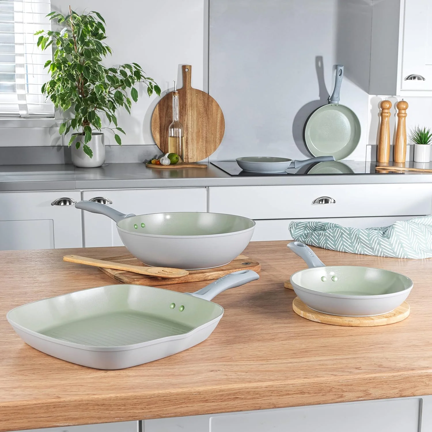 تابه 20 سانتی متری سالتر Earth - پوشش سرامیکی نچسب سالم، ظروف پخت و پز القایی بدون PFAS، تابه کوچک آلومینیومی برای پخت تخم مرغ و پنکیک، تمیز کردن آسان، بدون PFOA/PTFE، دسته خنک شونده، سبز