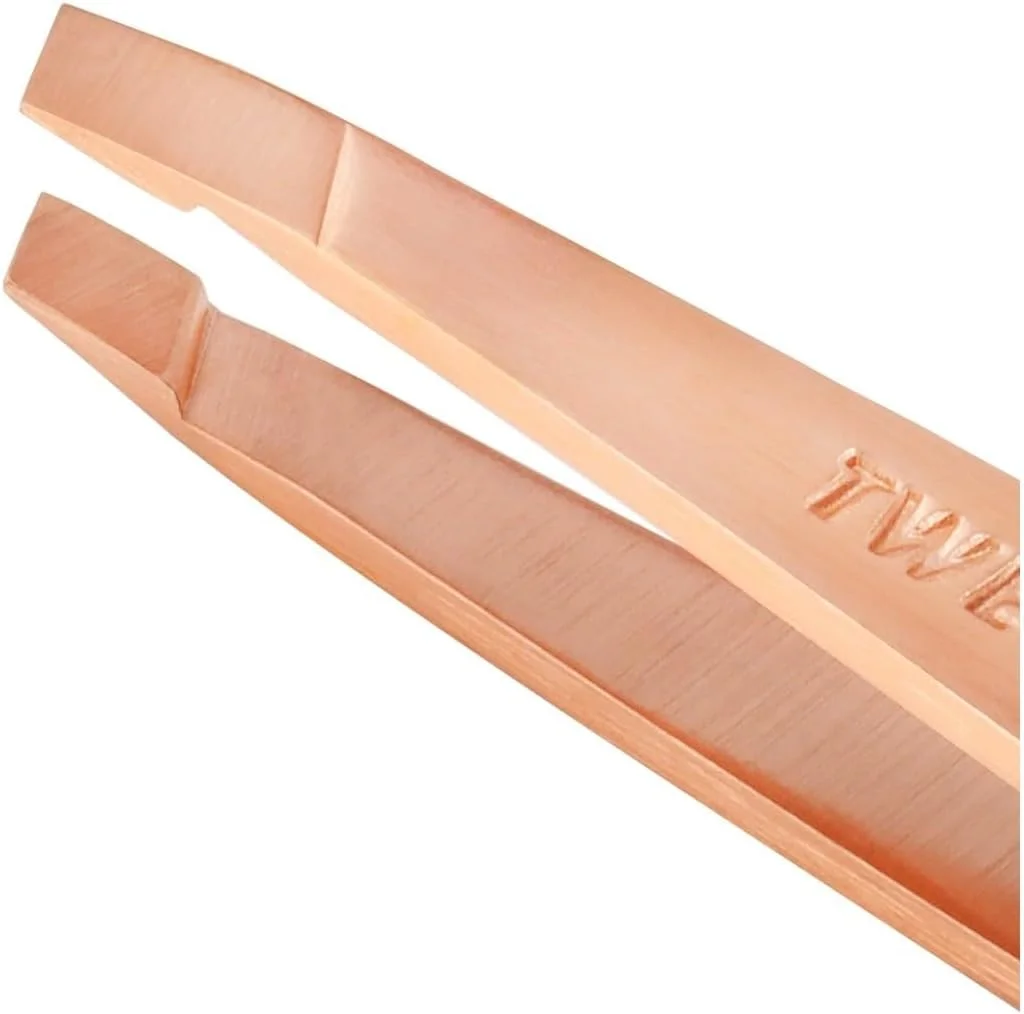 موچین مینی سر کج رزگلد تویزرمن. فولاد ضد زنگ. نوک های سوهان کاری شده دستی و کاملا تراز. نوک کج 25 درجه. کشش کالیبره شده، کنترل و دقت. اندازه ایده آل برای کیف لوازم آرایش. موچین مینی سر کج رزگلد تویزرمن. فولاد ضد زنگ. نوک های سوهان کاری شده دستی و کاملا تراز. نوک کج 25 درجه. کشش کالیبره شده، کنترل و دقت. اندازه ایده آل برای کیف لوازم آرایش.