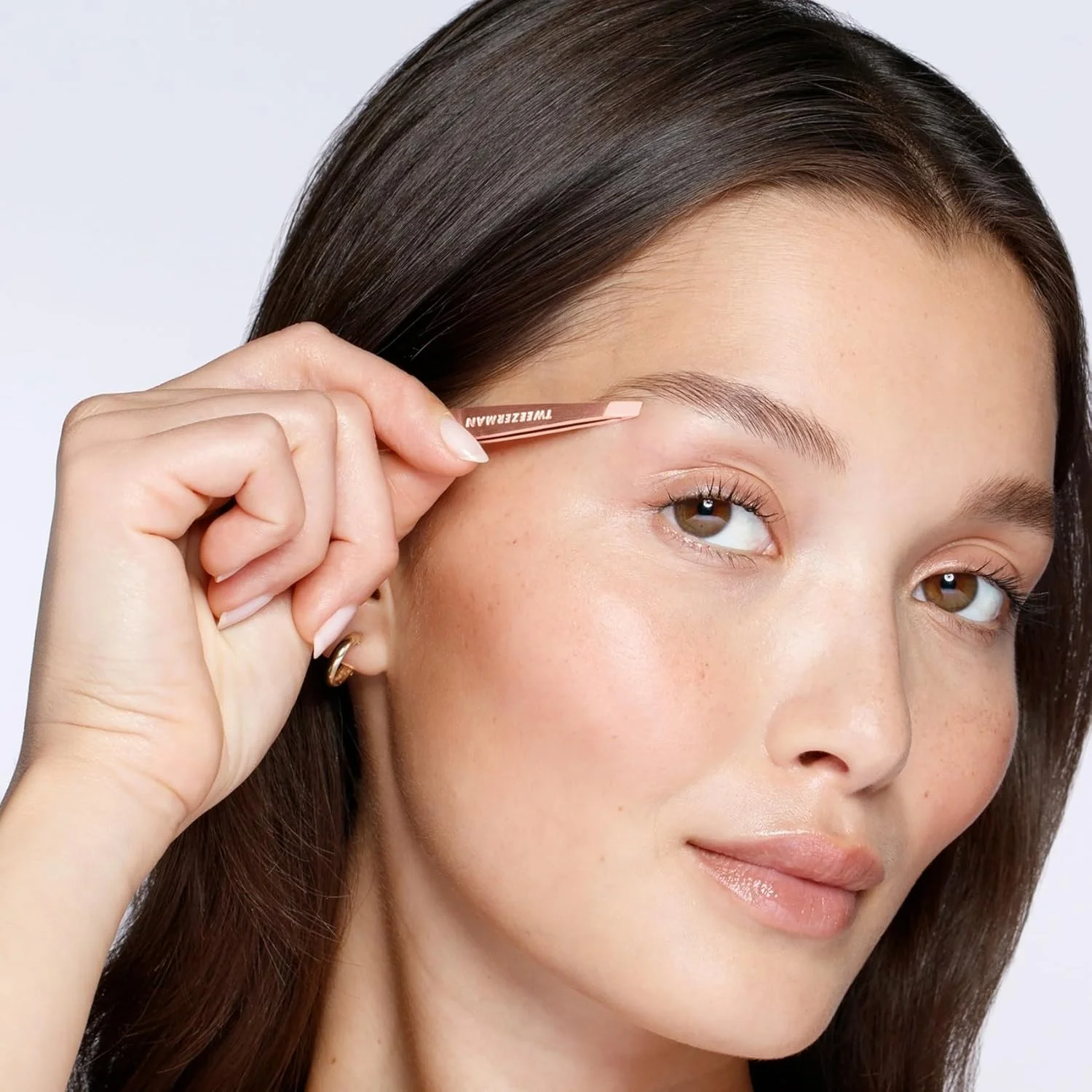 موچین مینی سر کج رزگلد تویزرمن. فولاد ضد زنگ. نوک های سوهان کاری شده دستی و کاملا تراز. نوک کج 25 درجه. کشش کالیبره شده، کنترل و دقت. اندازه ایده آل برای کیف لوازم آرایش. موچین مینی سر کج رزگلد تویزرمن. فولاد ضد زنگ. نوک های سوهان کاری شده دستی و کاملا تراز. نوک کج 25 درجه. کشش کالیبره شده، کنترل و دقت. اندازه ایده آل برای کیف لوازم آرایش.