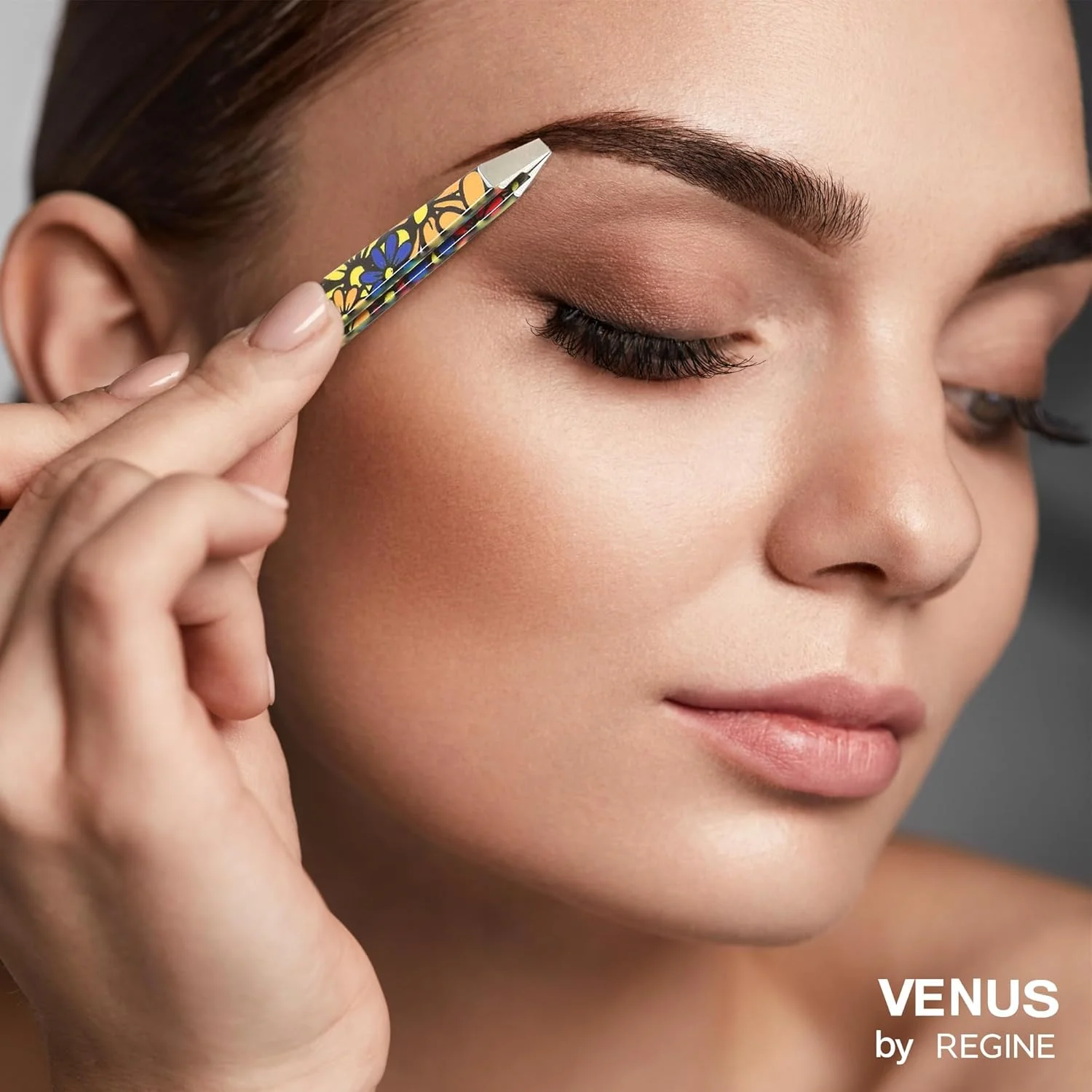 موچین اریب Venus by Regine، موچین دست ساز زنانه، موچین دقیق مردانه، موچین ابرو زنانه، زاویه 25 درجه برای حالت دادن به ابروها و مرتب کردن خطوط صورت (گل های بزرگ)